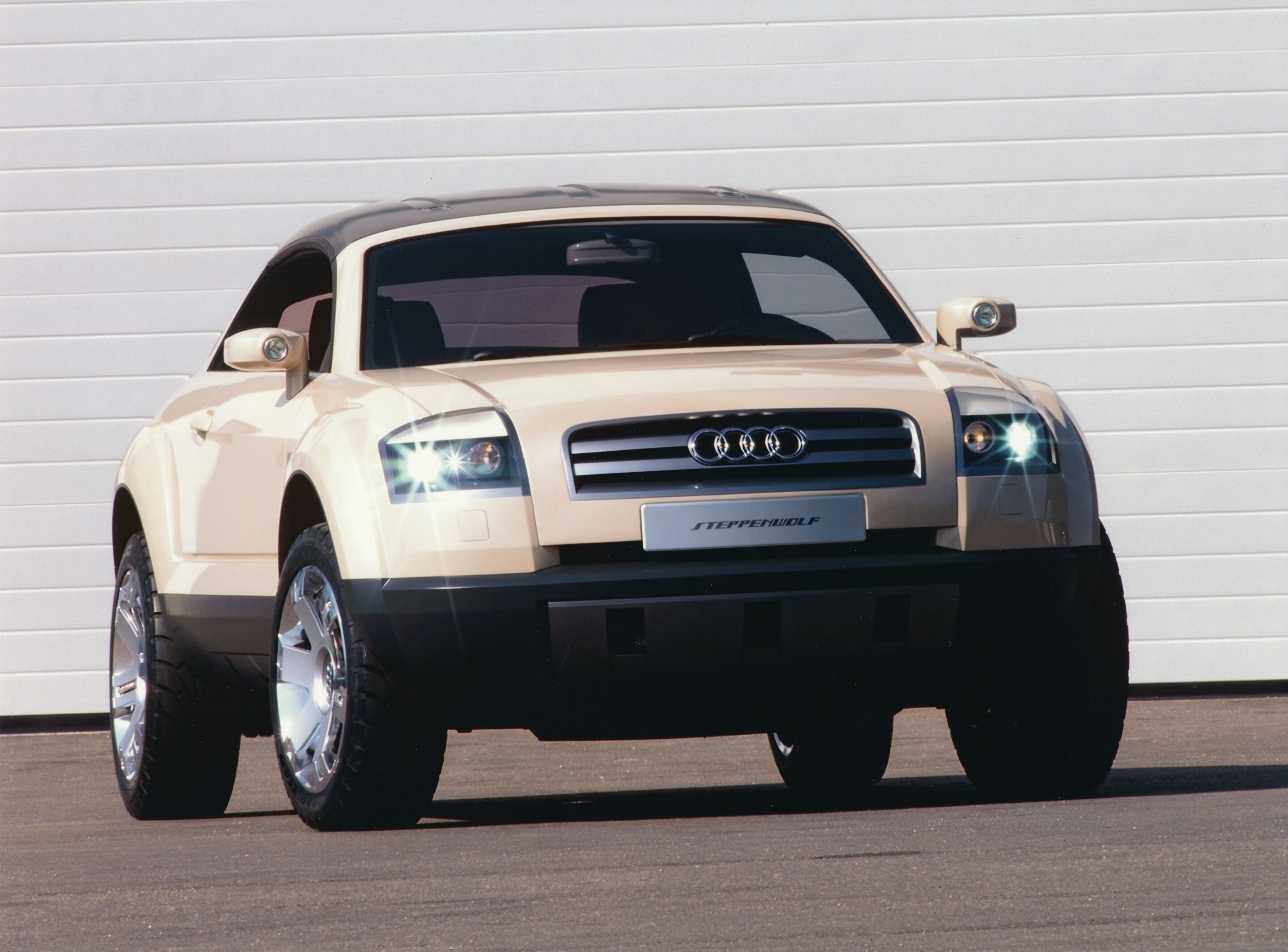 Audi museum mobile zeigt „Design Legenden“ - Frontansicht des Audi Steppenwolf von 2000.