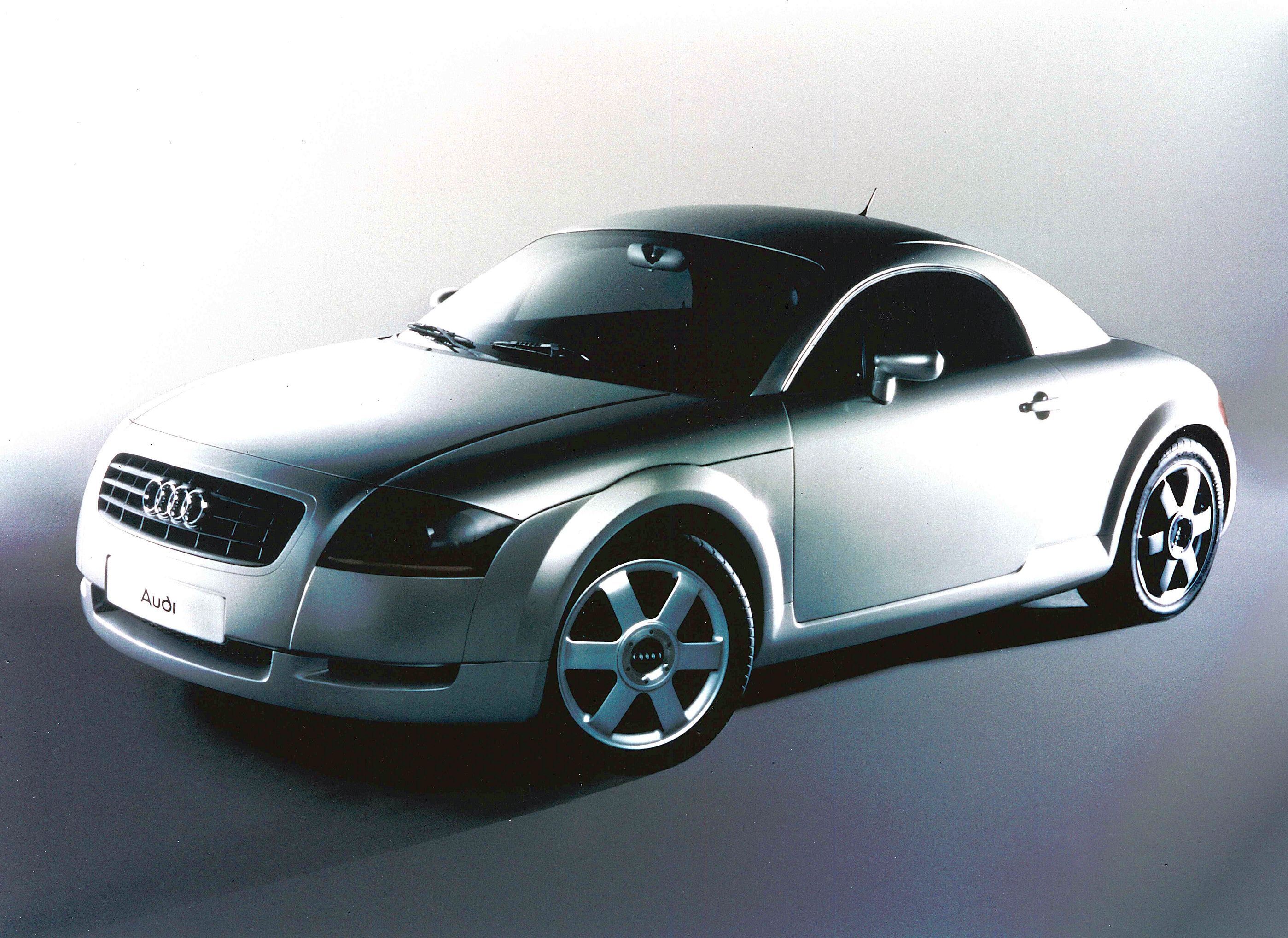 Audi museum mobile zeigt „Design Legenden“ - Studioaufnahme, Dreiviertelfrontansicht des Audi TT Showcar von 1995.