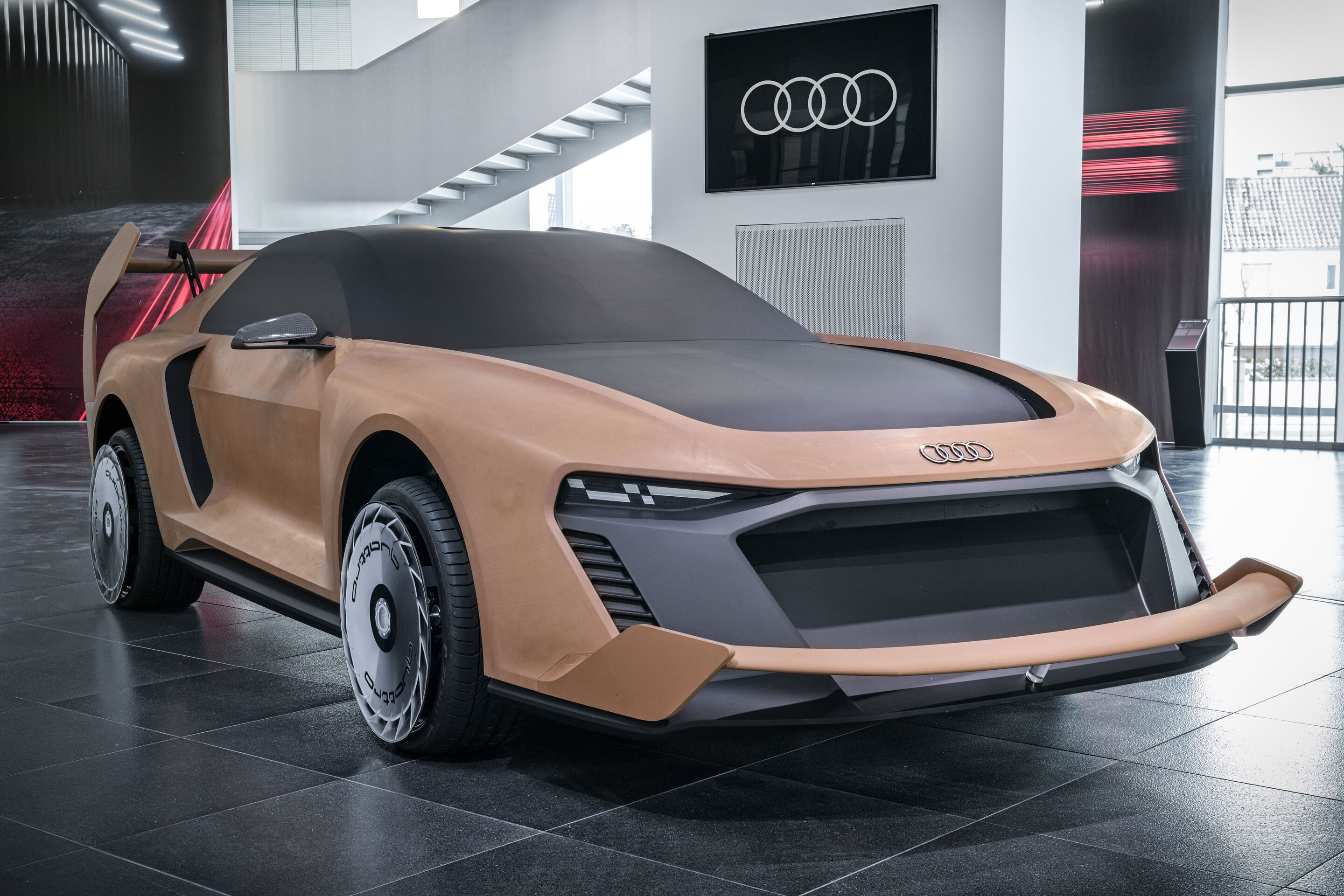 Audi museum mobile zeigt „Design Legenden“ - Dreiviertelfrontansicht des Clay-Modell „Drift“, kreative Vorstufe des Audi S1 Hoonitron, entwickelt für die inzwischen verstorbene Driftlegende Ken Block.