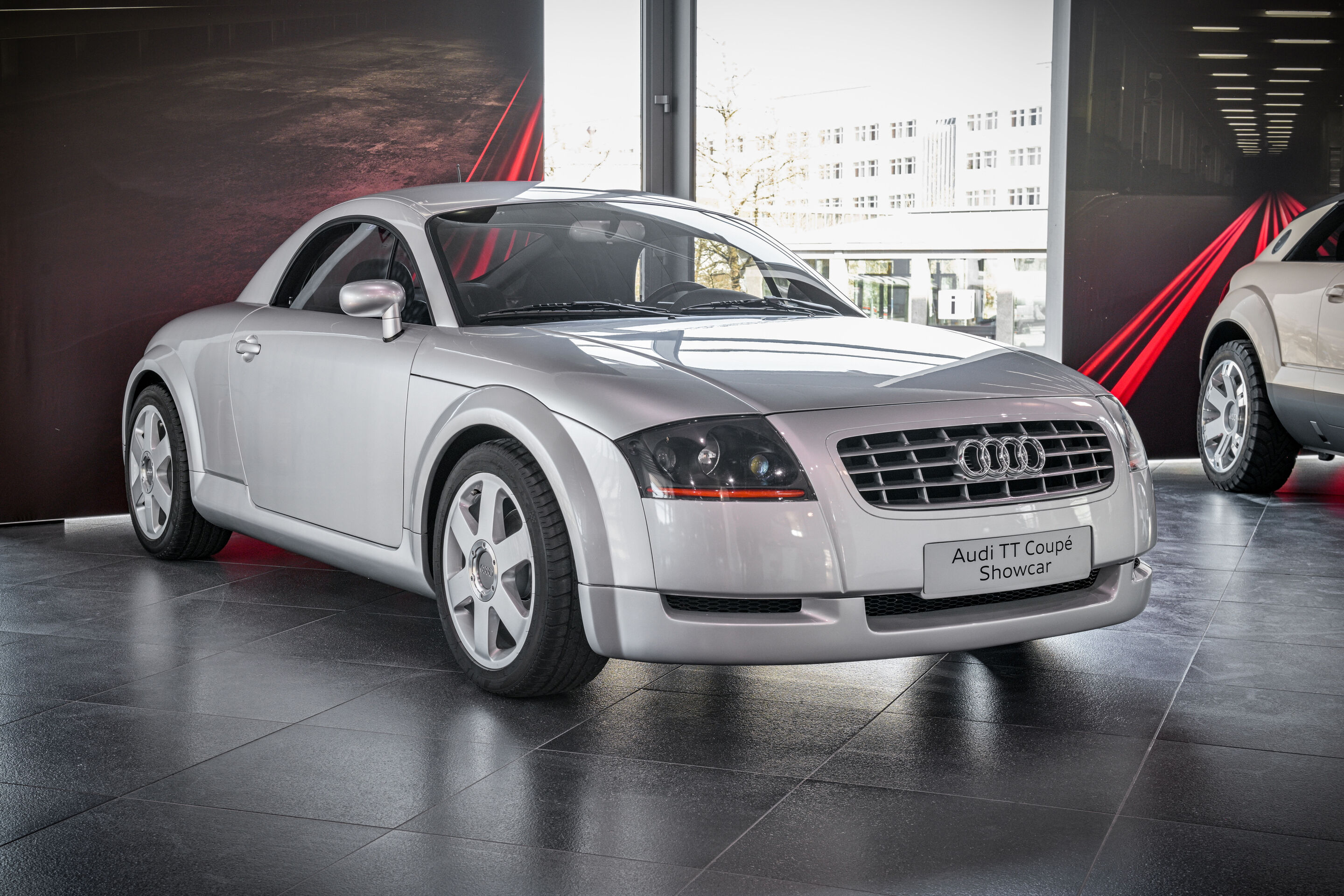 Audi museum mobile zeigt „Design Legenden“ - Dreiviertelfrontansicht des Audi TT Showcar von 1995.