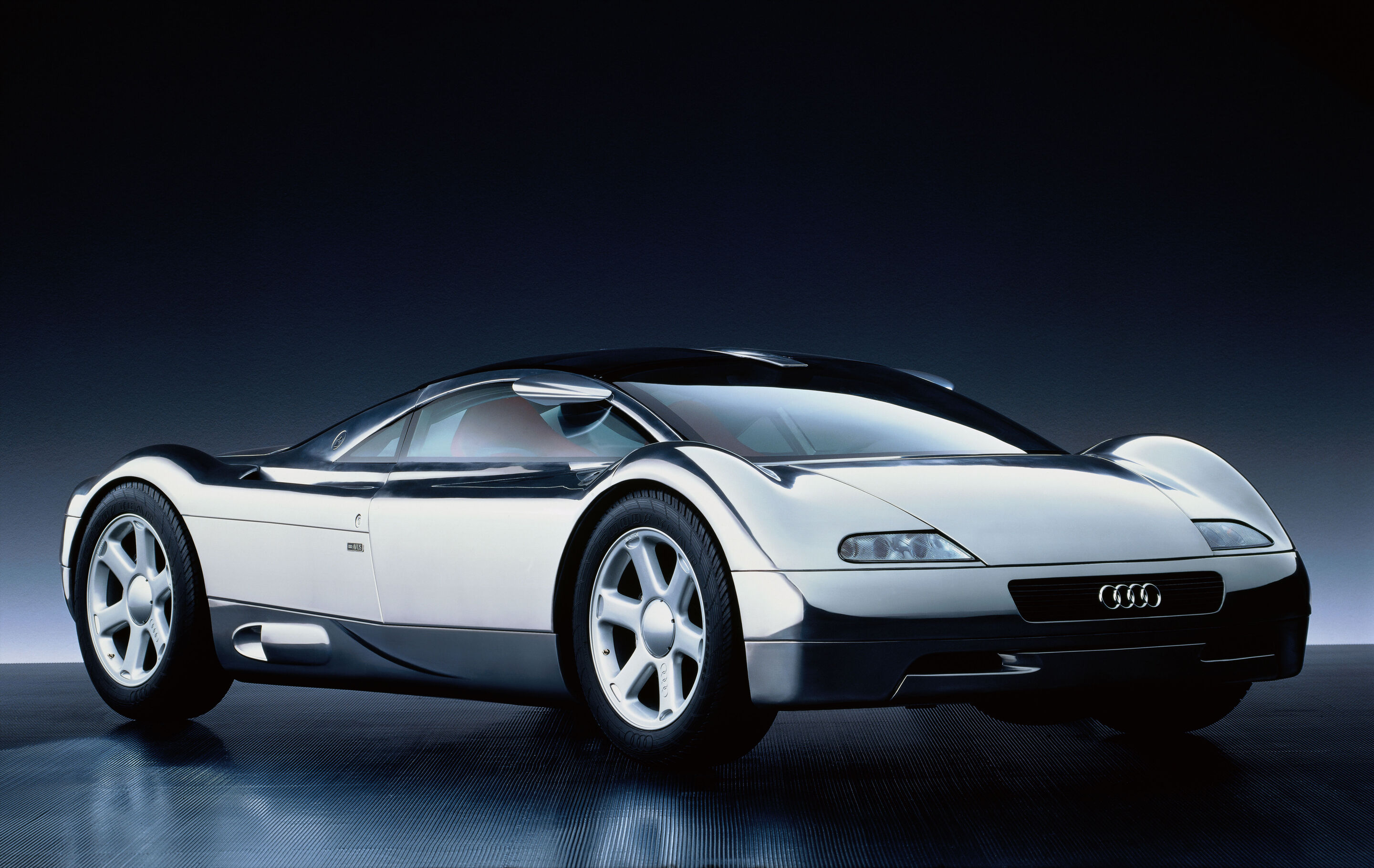 Audi museum mobile zeigt „Design Legenden“ - Dreiviertelfrontansicht des Audi Avus quattro von1991.