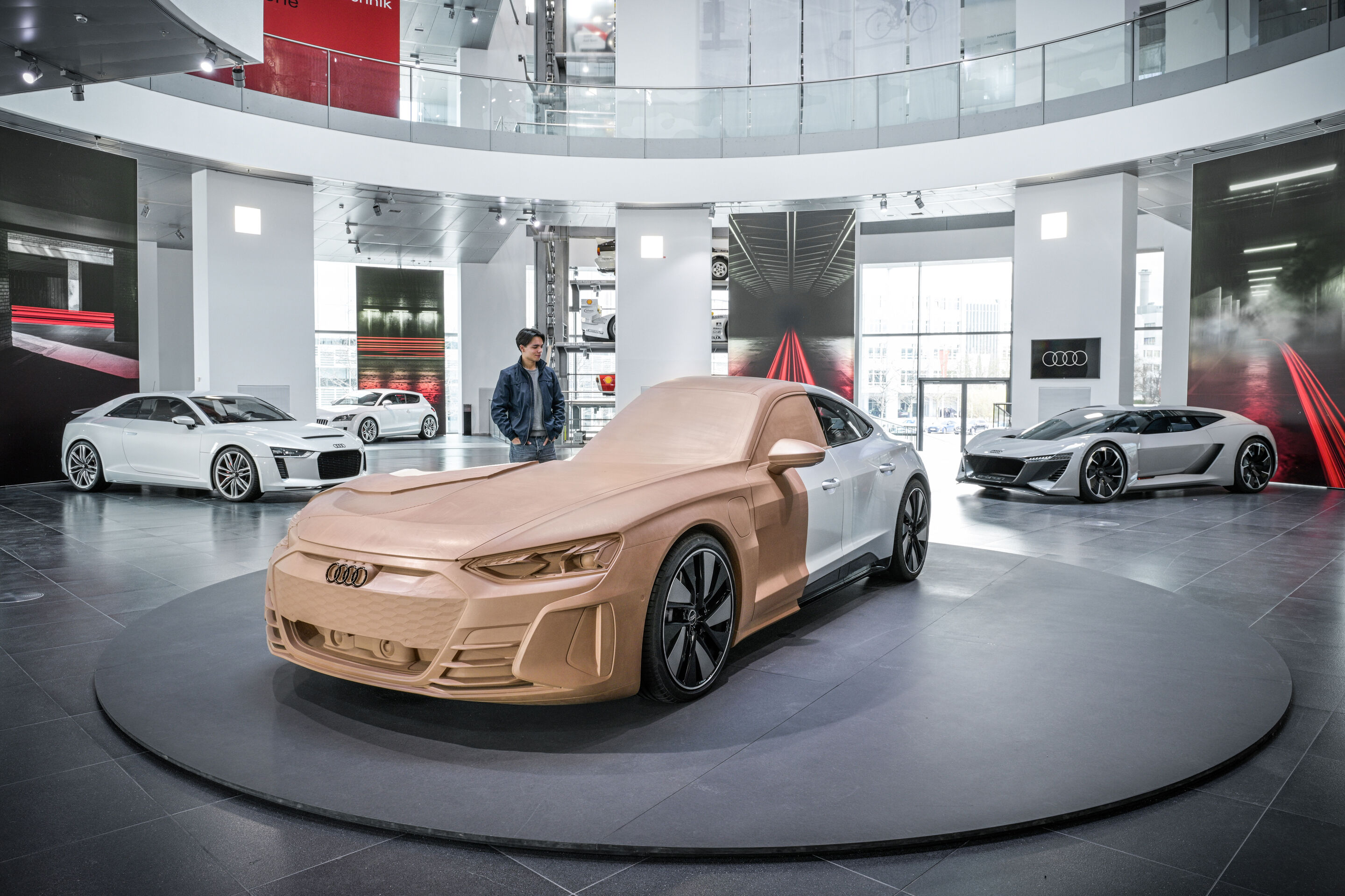 Audi museum mobile zeigt „Design Legenden“ - In der Bildmitte die Dreiviertelfrontansicht eines Schichtmodells des Audi e-tron GT.