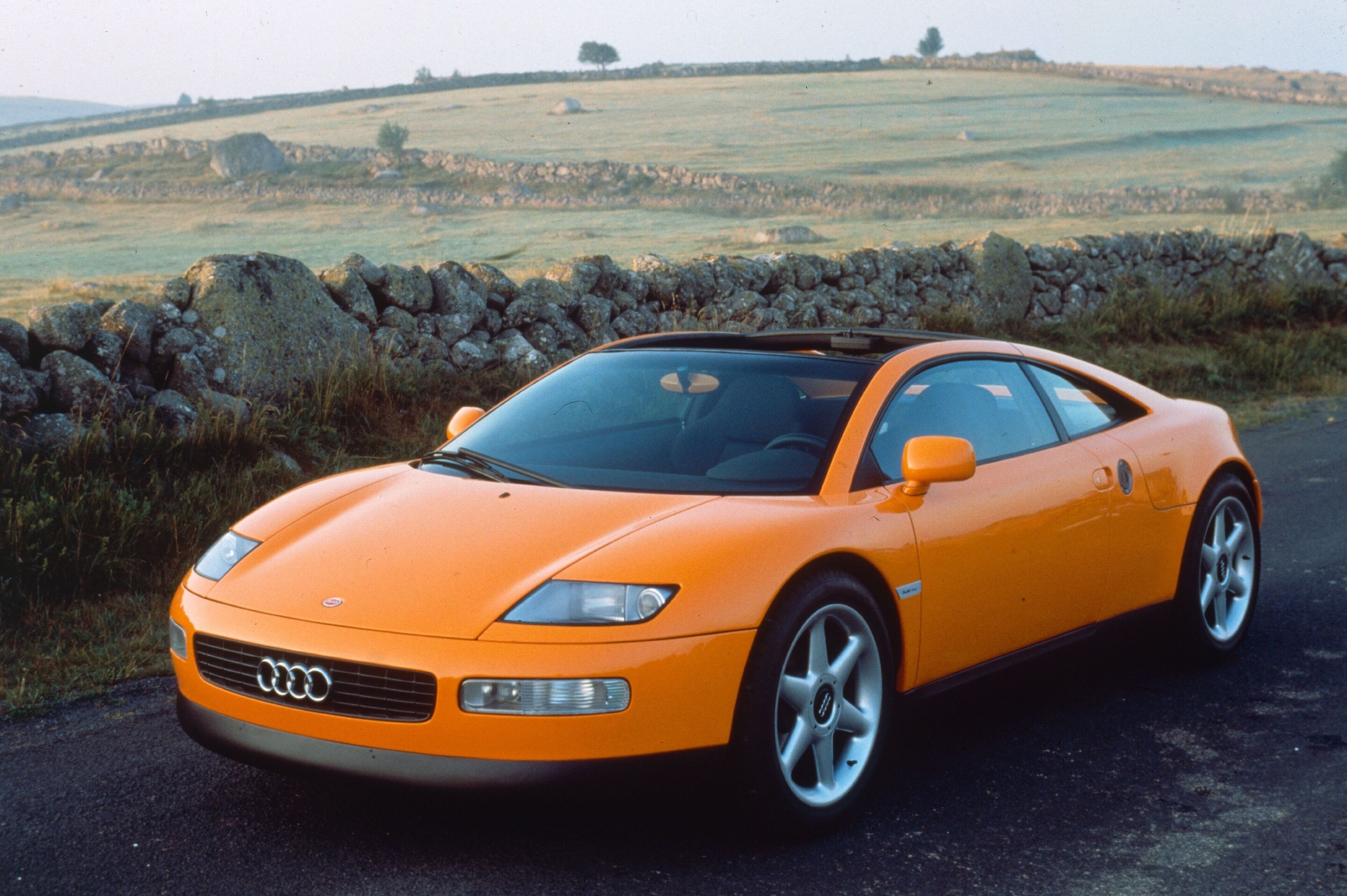 Audi museum mobile zeigt „Design Legenden“ - Dreiviertelfrontansicht des Audi quattro Spyder von 1991.