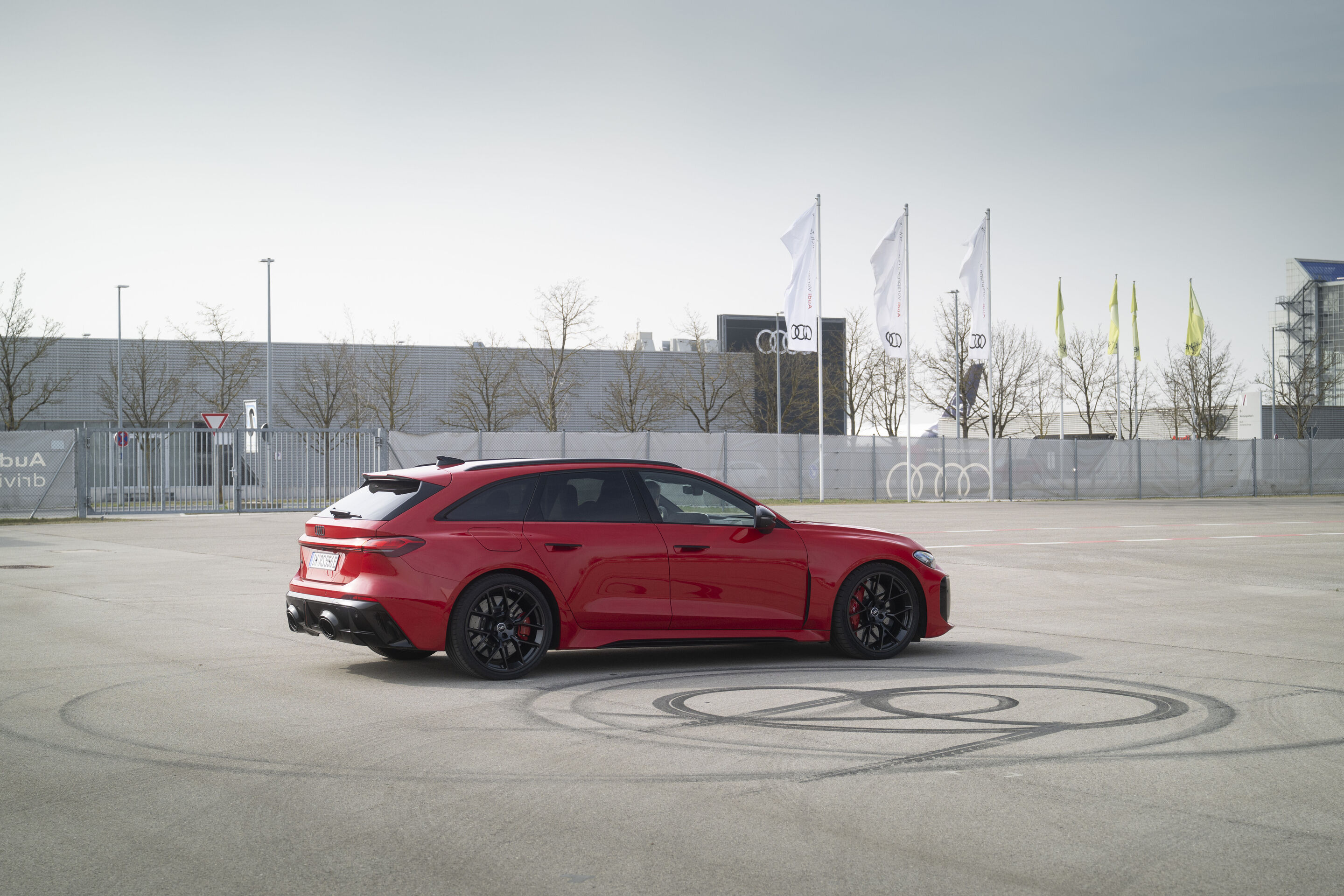 Audi RS 5 Avant - Der progressivrote Audi RS 5 Avant beim dynamischen Kreismanöver - präzise Kraftverteilung durch quattro mit elektromechanischem Torque Control.