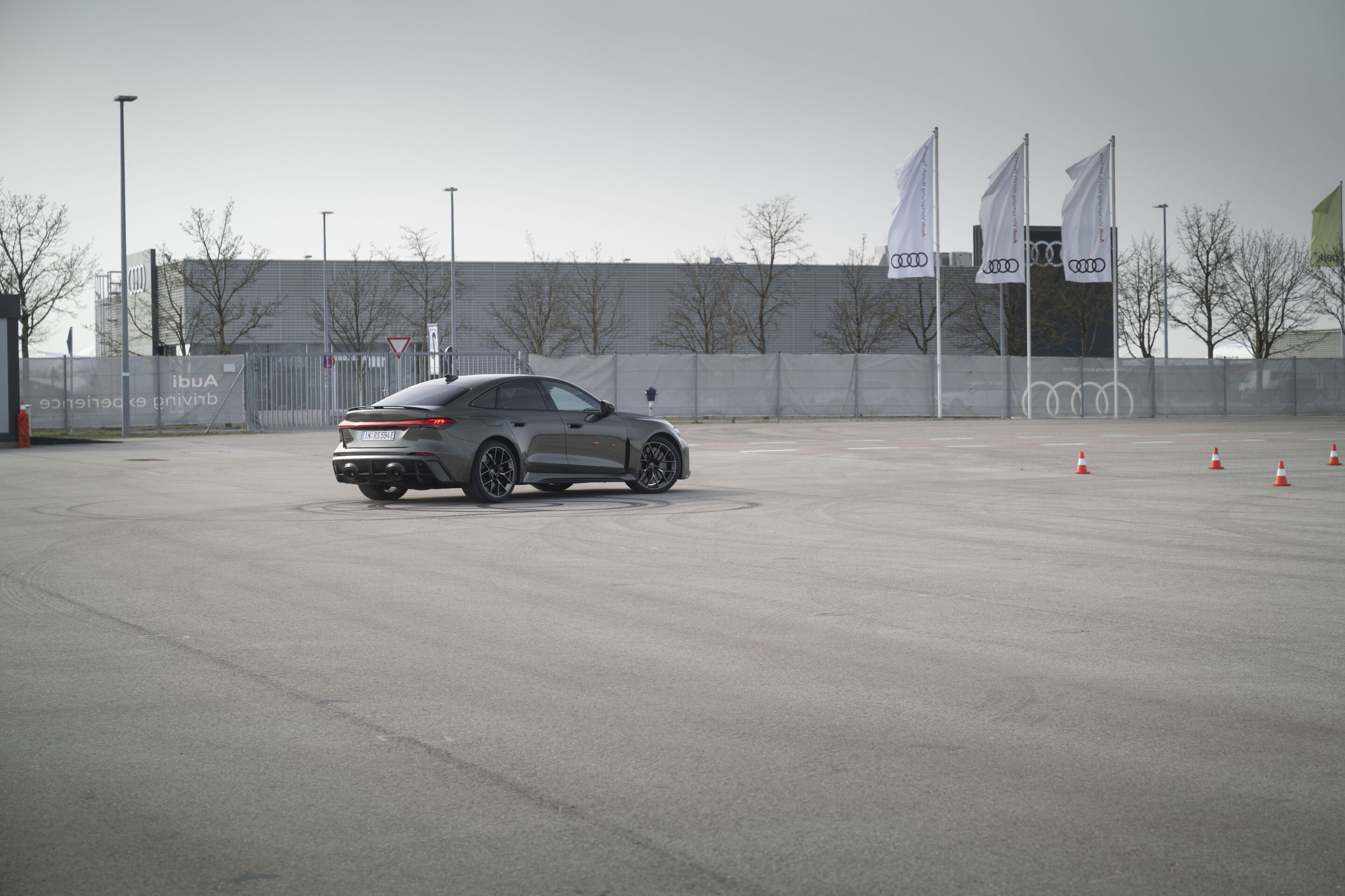Audi RS 5 Limousine - Die bedfordgrüne Audi RS 5 Limousine bei Fahrdynamiktests auf dem Testgelände.