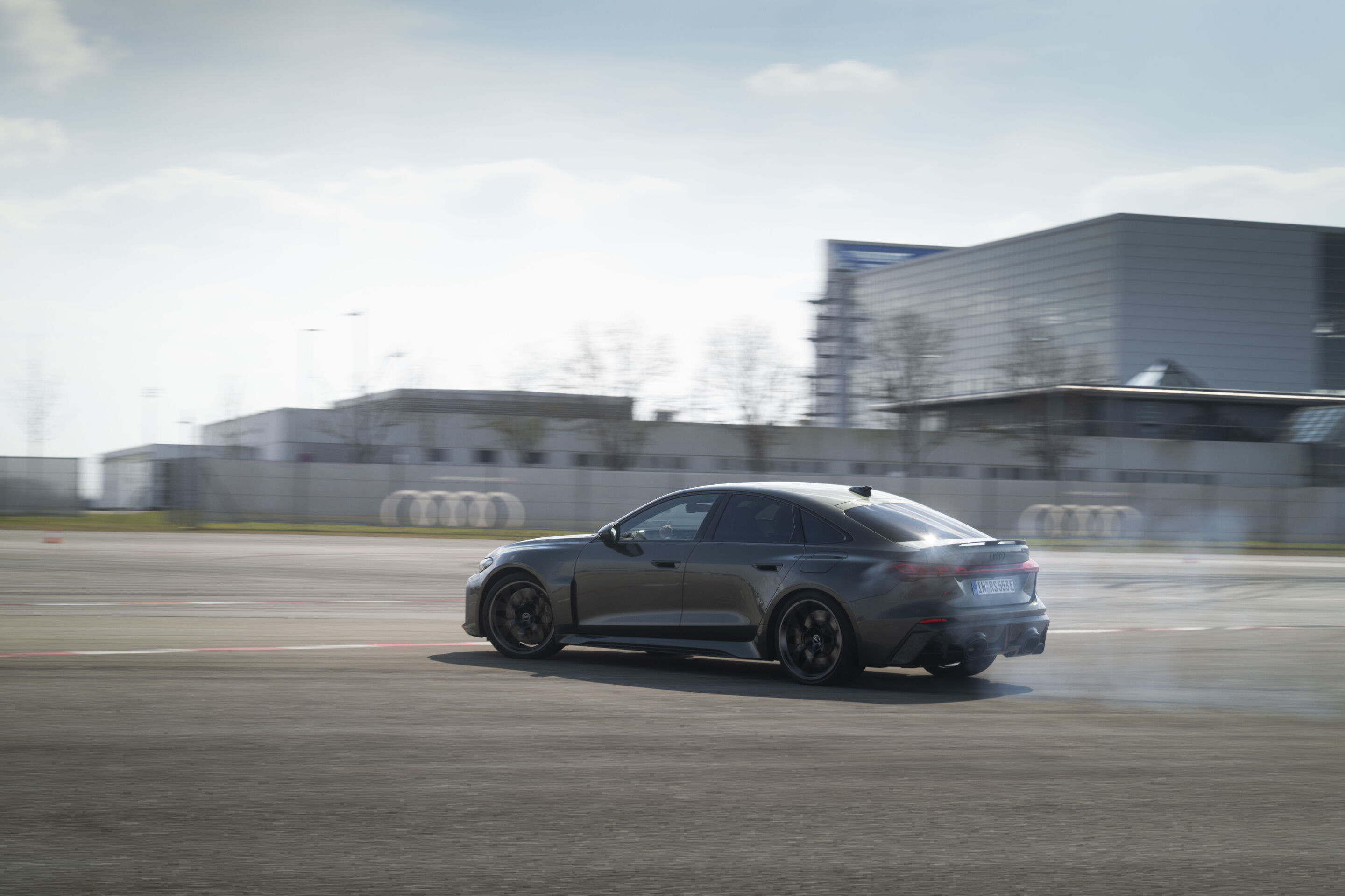 Audi RS 5 Limousine - Die bedfordgrüne Audi RS 5 Limousine bei Fahrdynamiktests auf dem Testgelände.