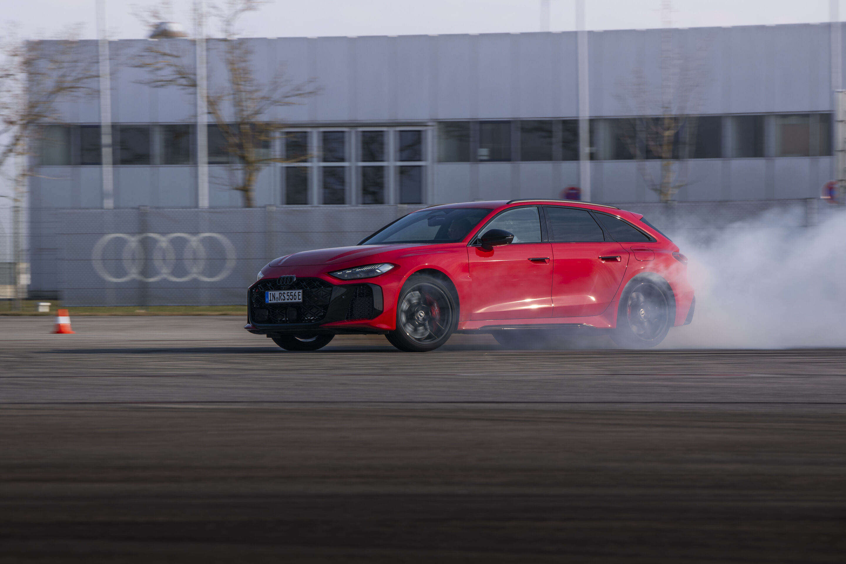 Audi RS 5 Avant - Der progressivrote Audi RS 5 Avant in einer kraftvollen Driftsequenz auf dem Testgelände.