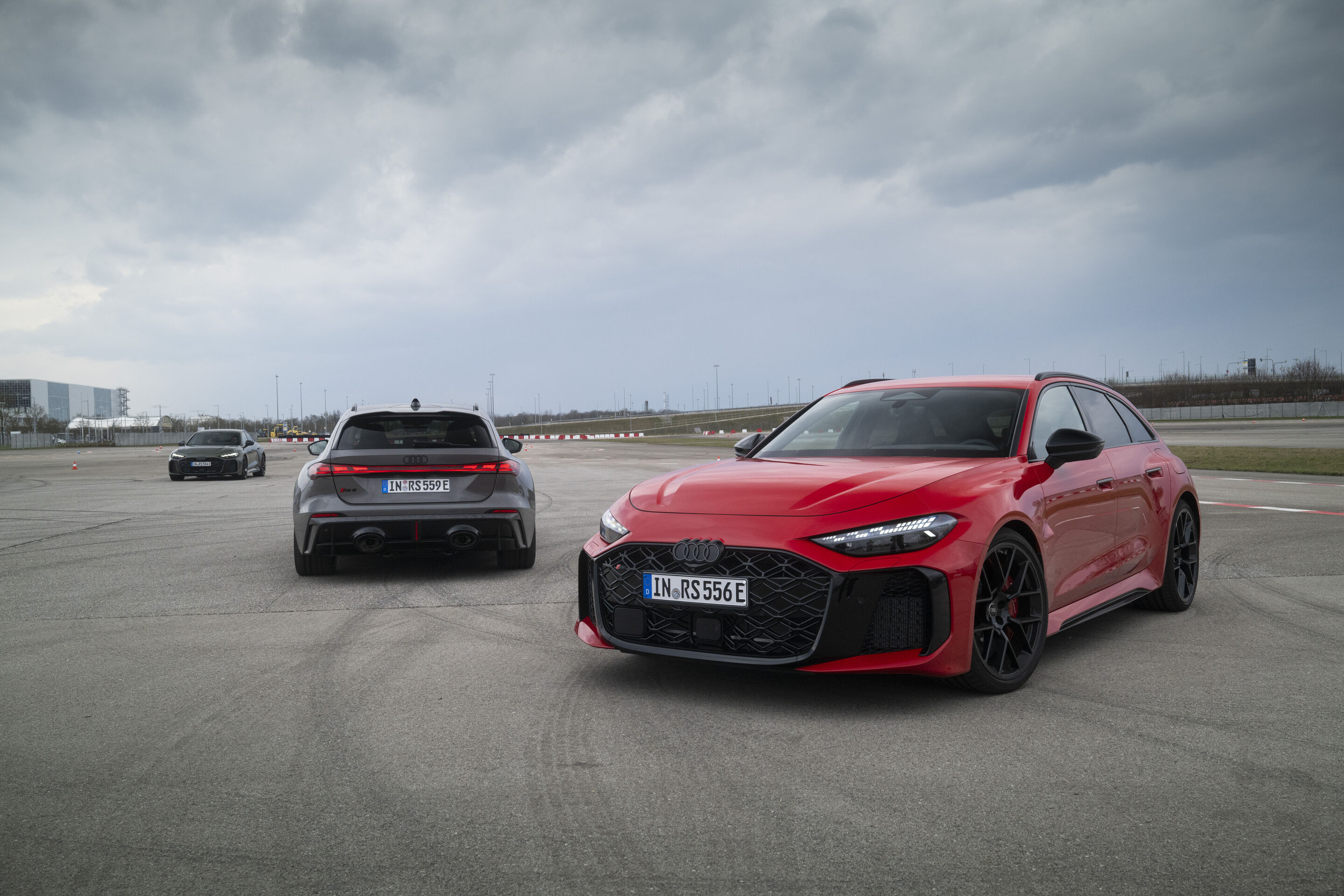 Audi RS 5 Limousine / Audi RS 5 Avant - Die bedfordgrüne Audi RS 5 Limousine und der progressivrote Audi RS 5 Avant auf dem Testgelände - zwei Modelle demonstrieren ihre Performance.