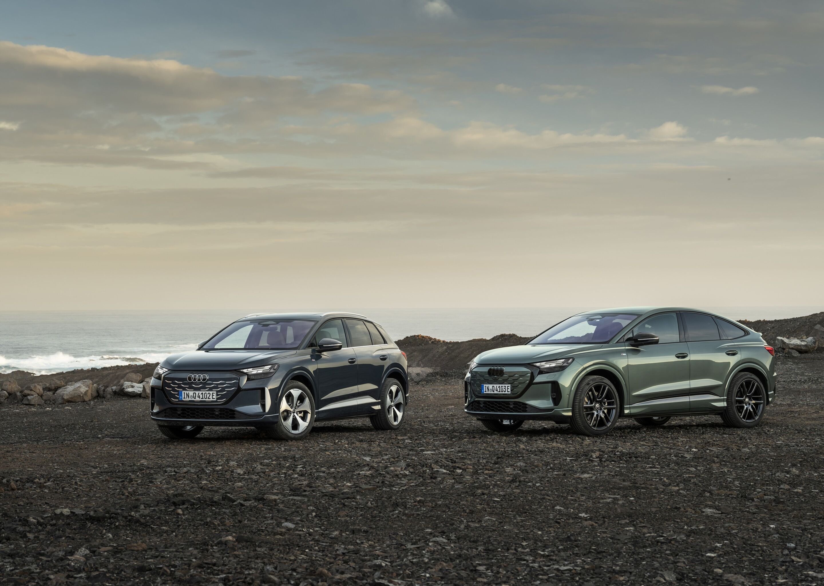 Audi Q4 SUV e-tron / Audi Q4 Sportback e-tron - From left to right: Q4 e-tron in Plasma blue, Q4 Sportback e-tron in Sage green metallic, outdoor static photo