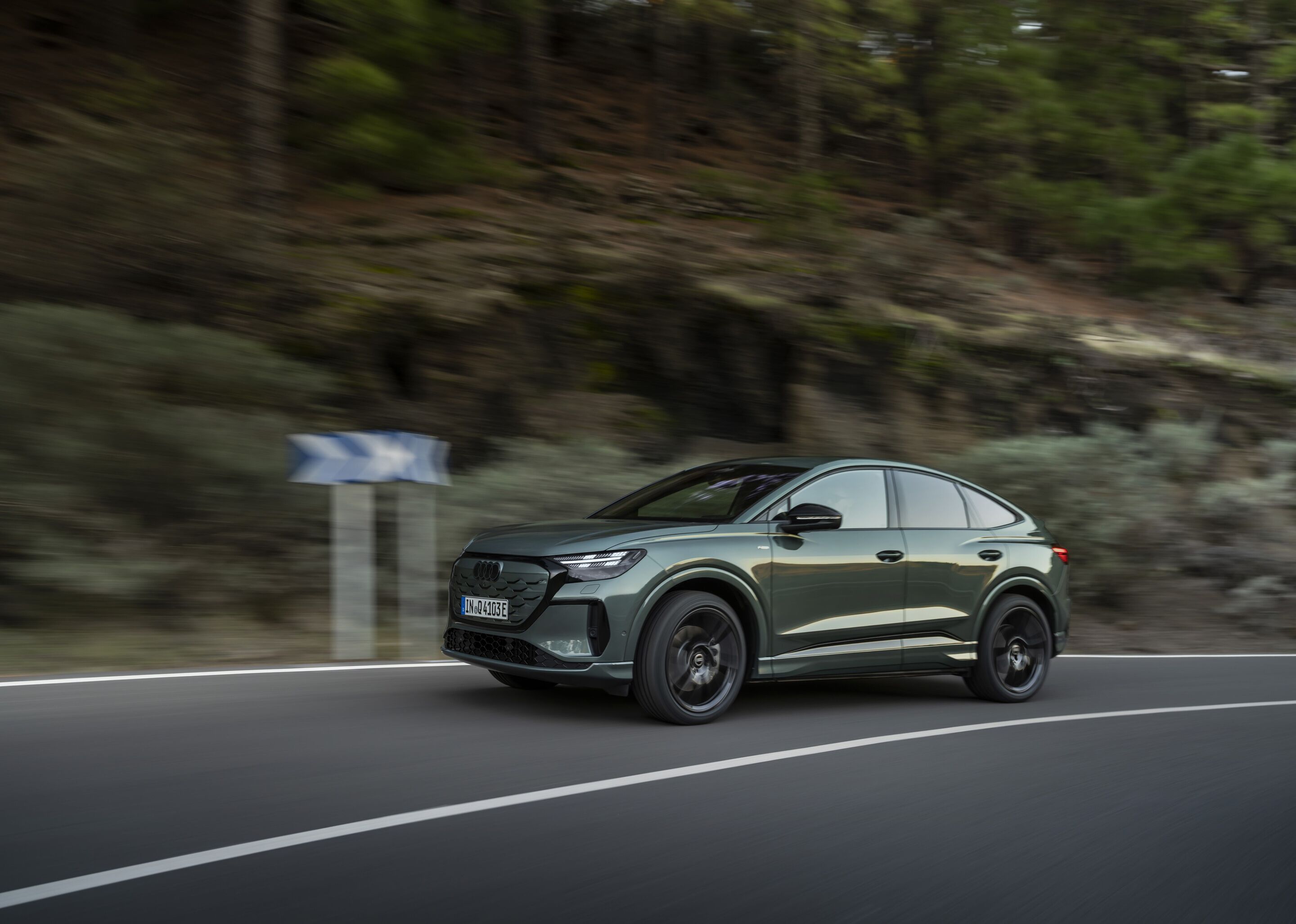 Audi Q4 Sportback e-tron - Salbeigrün Metallic, Outdoor-Fahraufnahme, Exterieur, Seitenansicht