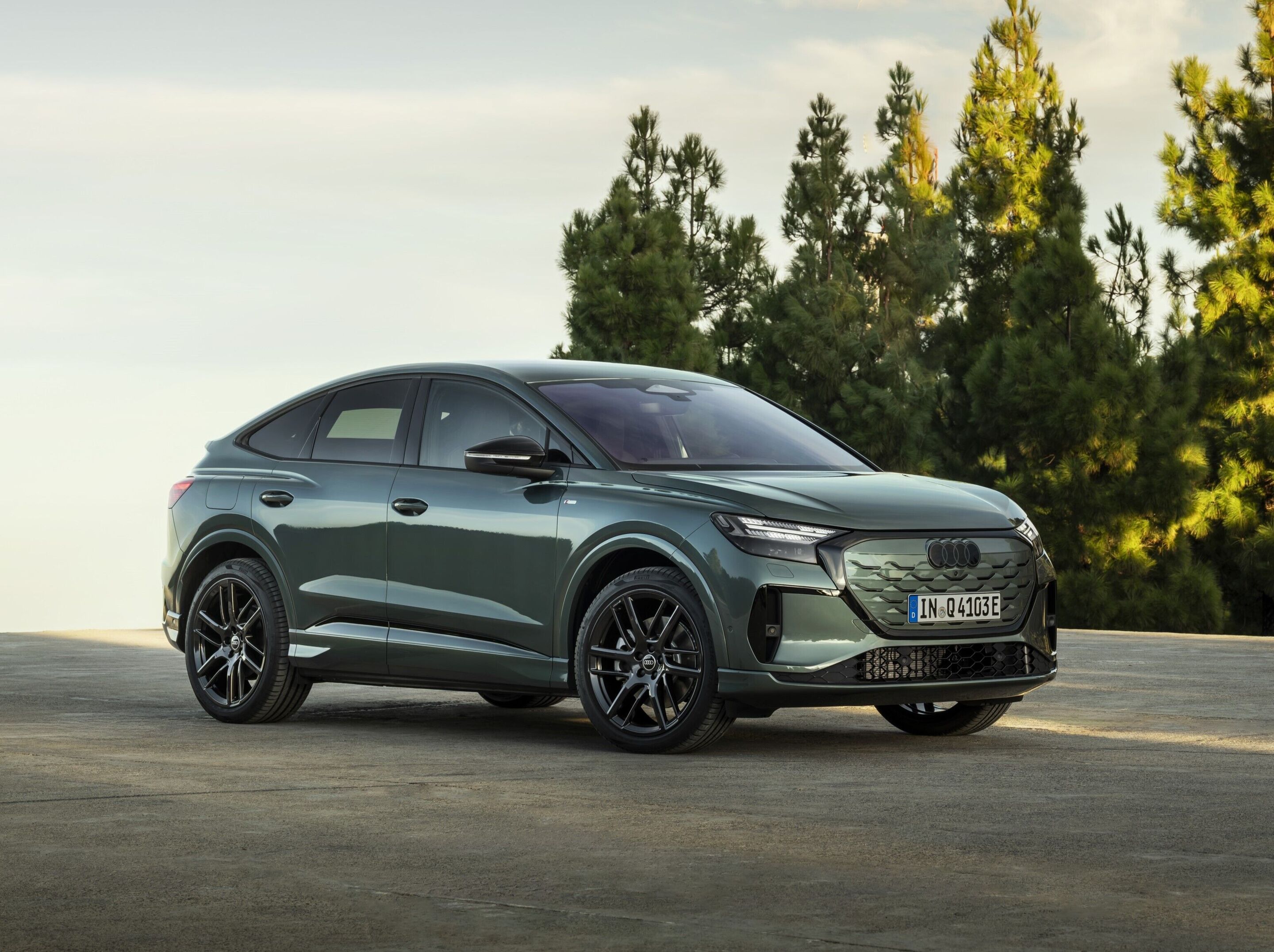 Audi Q4 Sportback e-tron - Salbeigrün Metallic, Outdoor-Standaufnahme, Exterieur, Dreiviertelfrontansicht