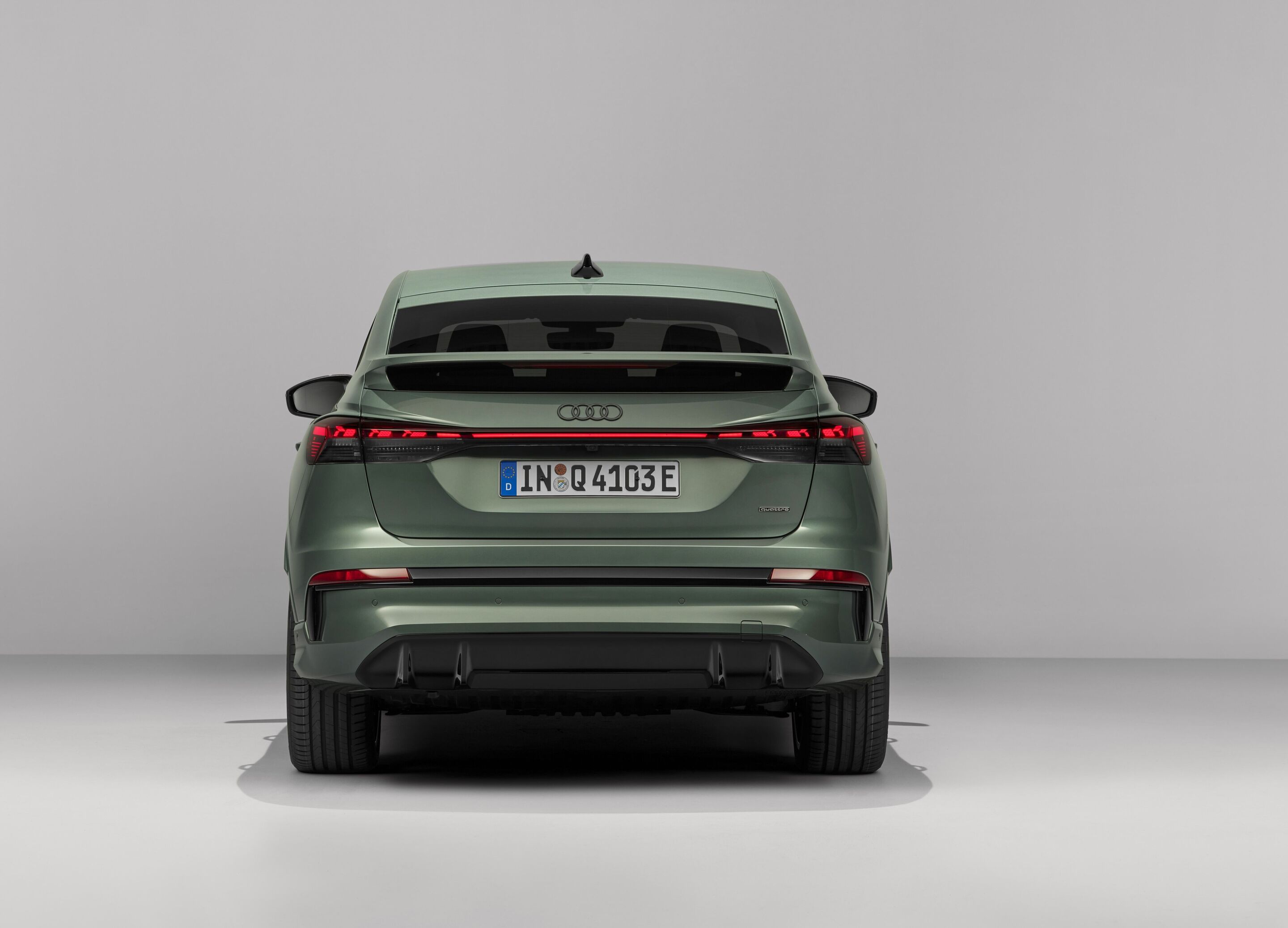 Audi Q4 Sportback e-tron - Salbeigrün Metallic, Studio-Standaufnahme, Exterieur, Heckansicht