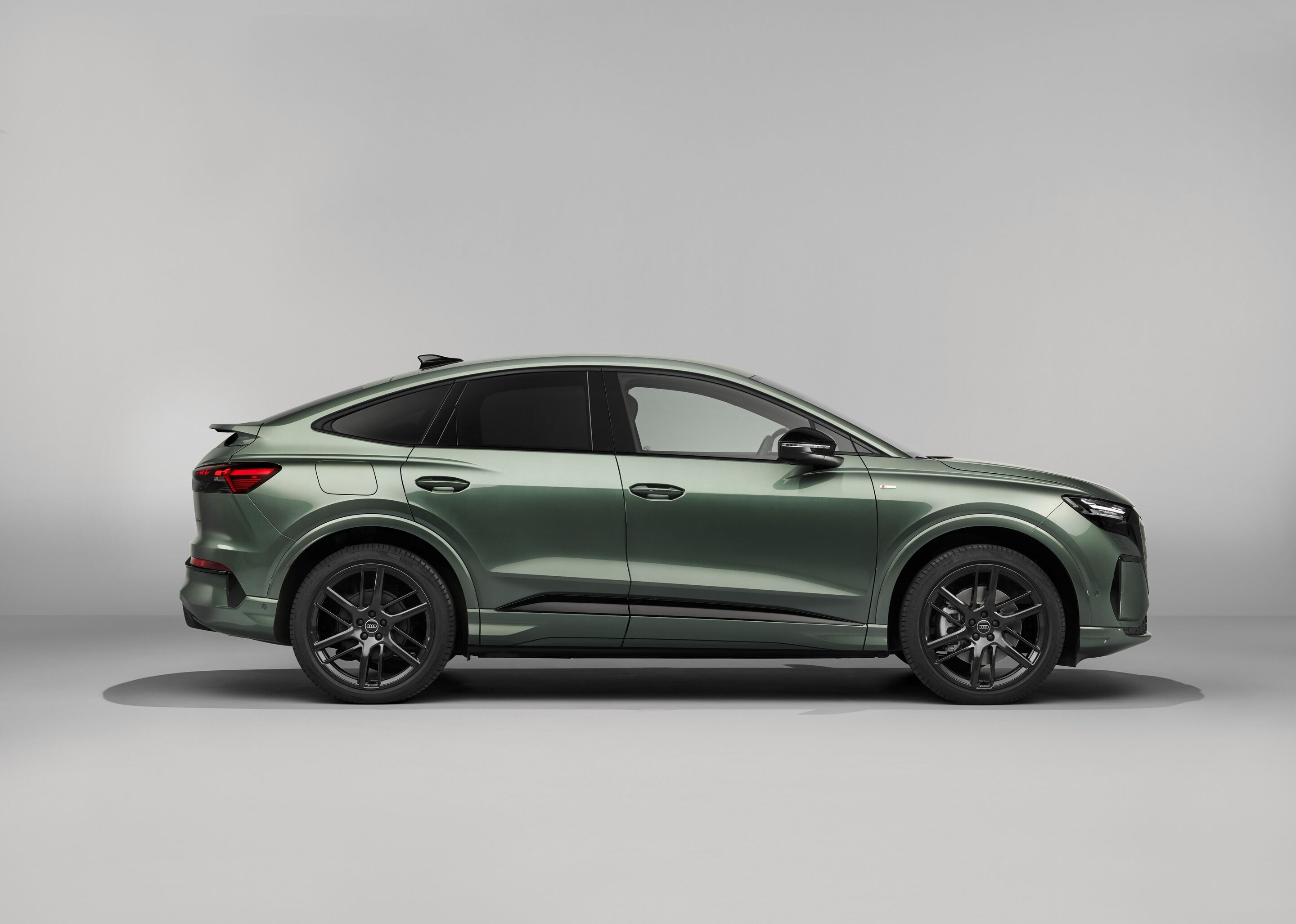 Audi Q4 Sportback e-tron - Salbeigrün Metallic, Studio-Standaufnahme, Exterieur, Seitenansicht