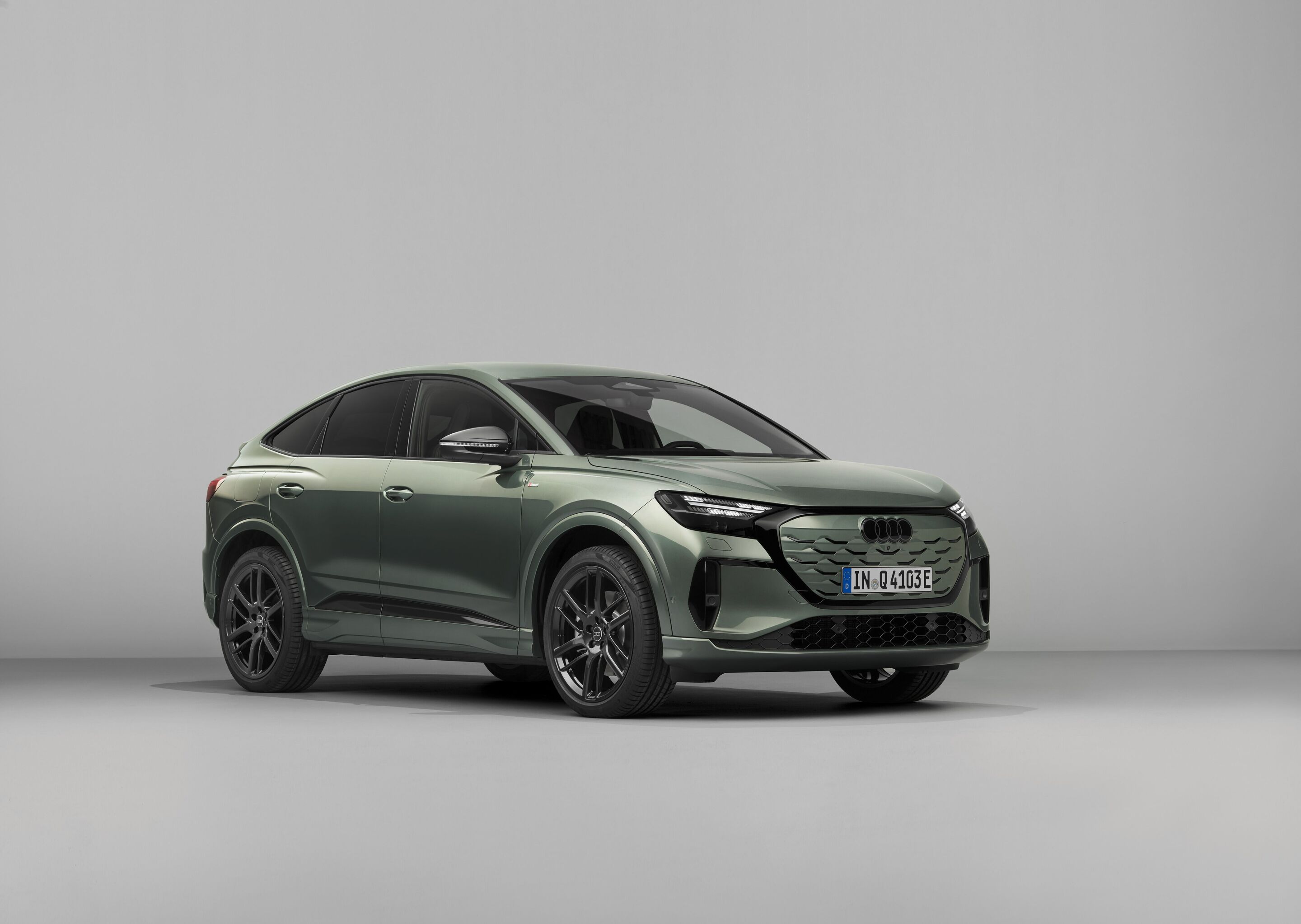 Audi Q4 Sportback e-tron - Salbeigrün Metallic, Studio-Standaufnahme, Exterieur, Dreiviertelfrontansicht
