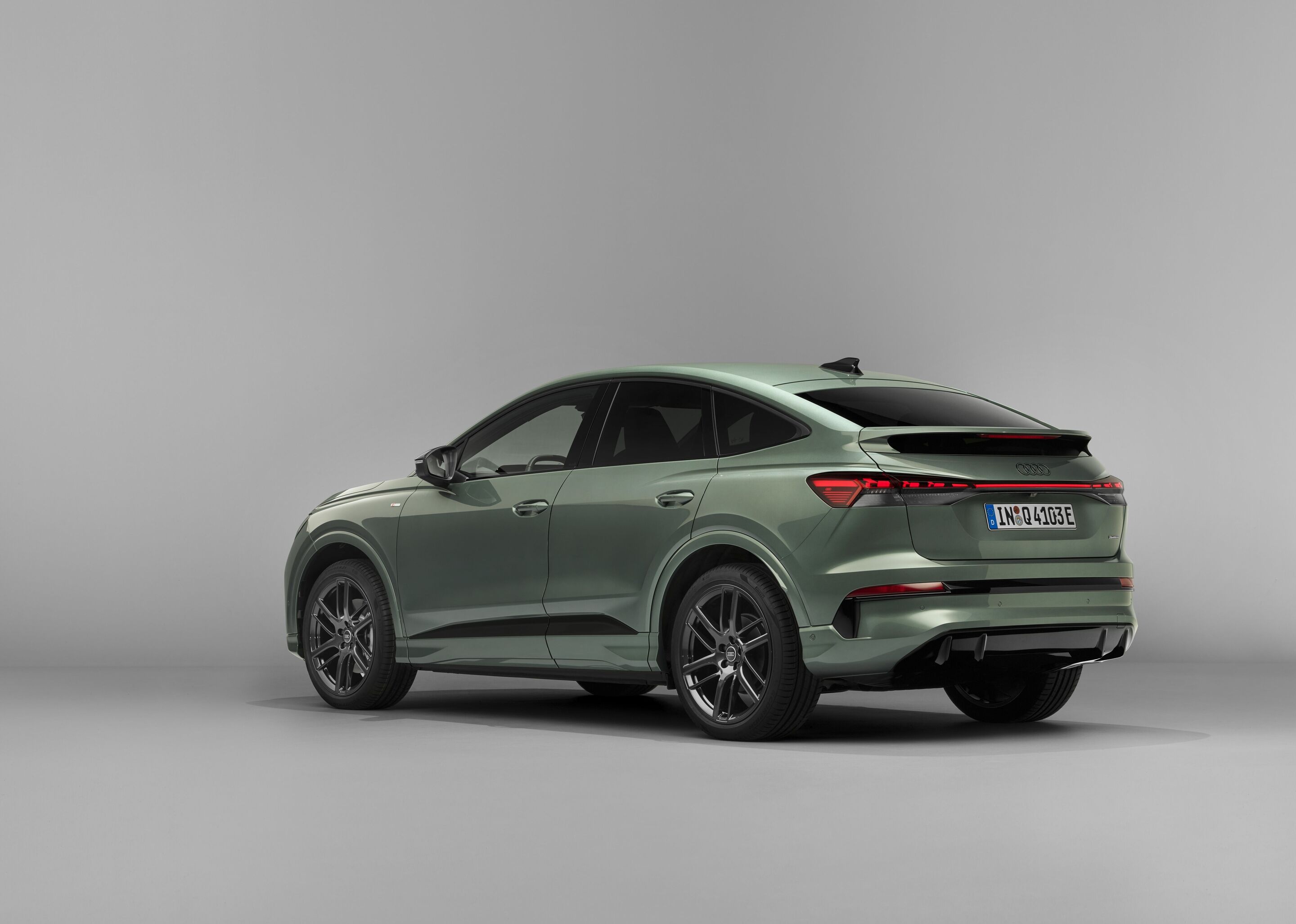 Audi Q4 Sportback e-tron - Salbeigrün Metallic, Studio-Standaufnahme, Exterieur, Dreiviertelheckansicht
