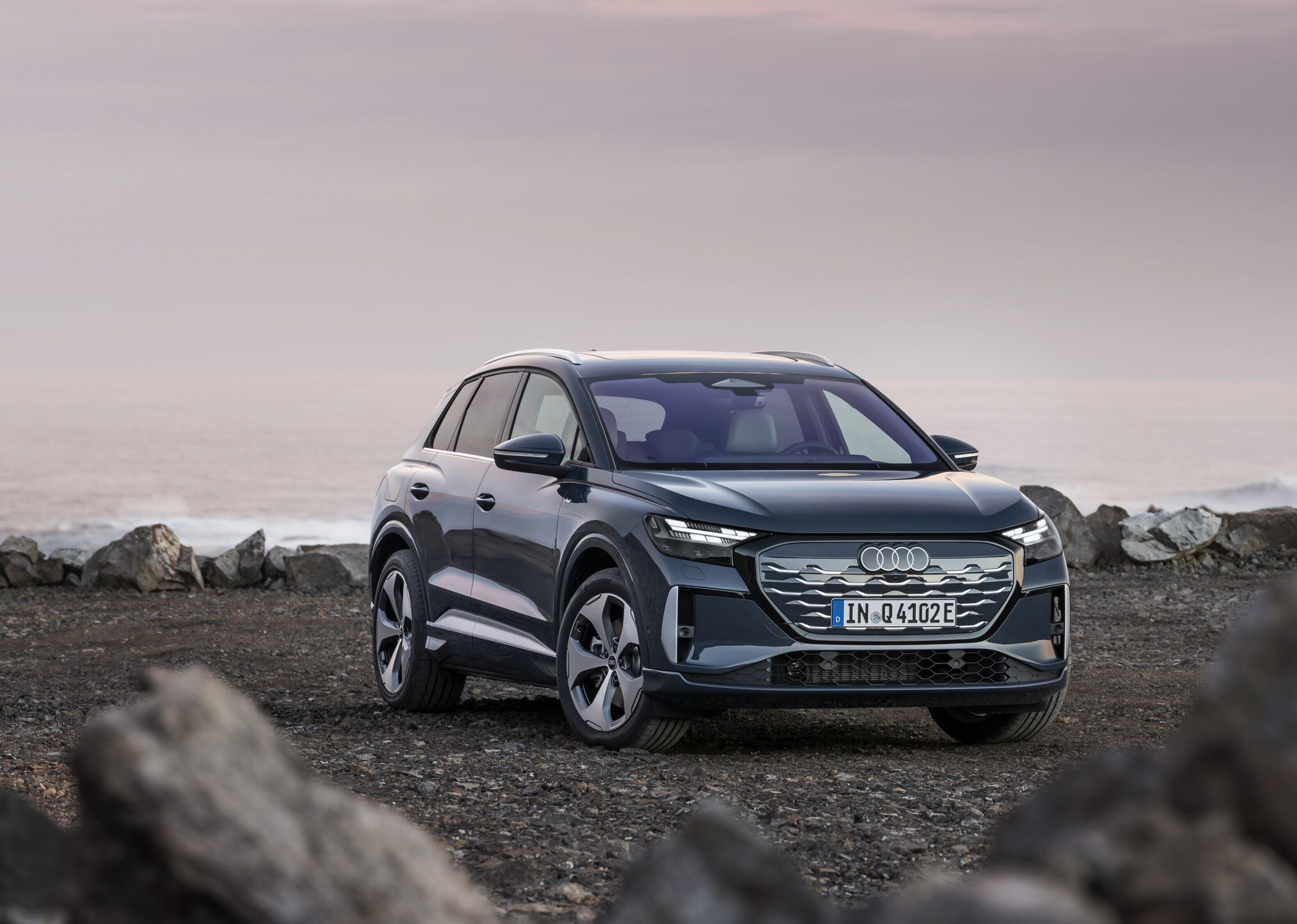 Audi Q4 SUV e-tron - Plasmablau, Outdoor-Standaufnahme, Exterieur, Dreiviertelfrontansicht