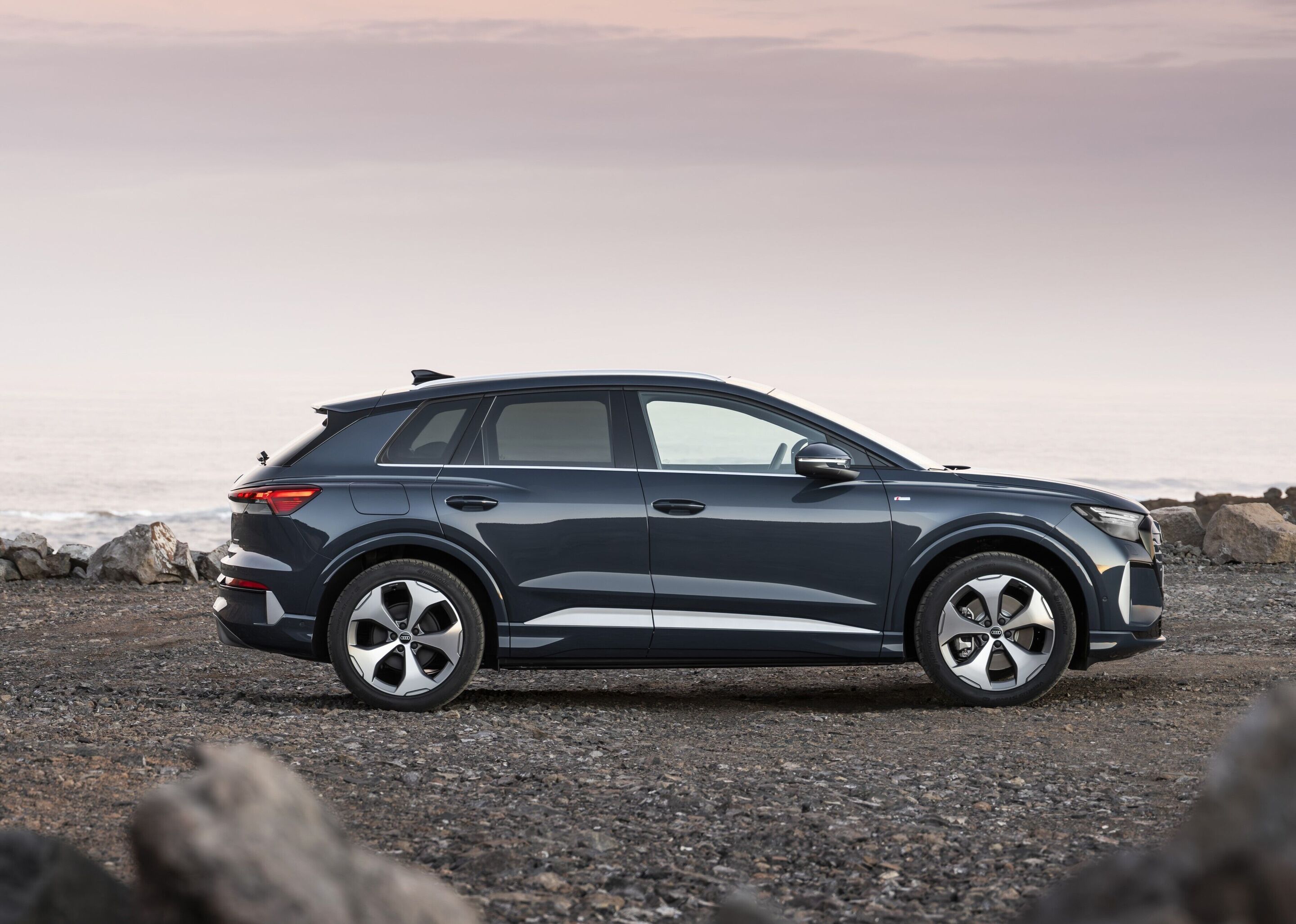 Audi Q4 SUV e-tron - Plasmablau, Outdoor-Standaufnahme, Exterieur, Seitenansicht