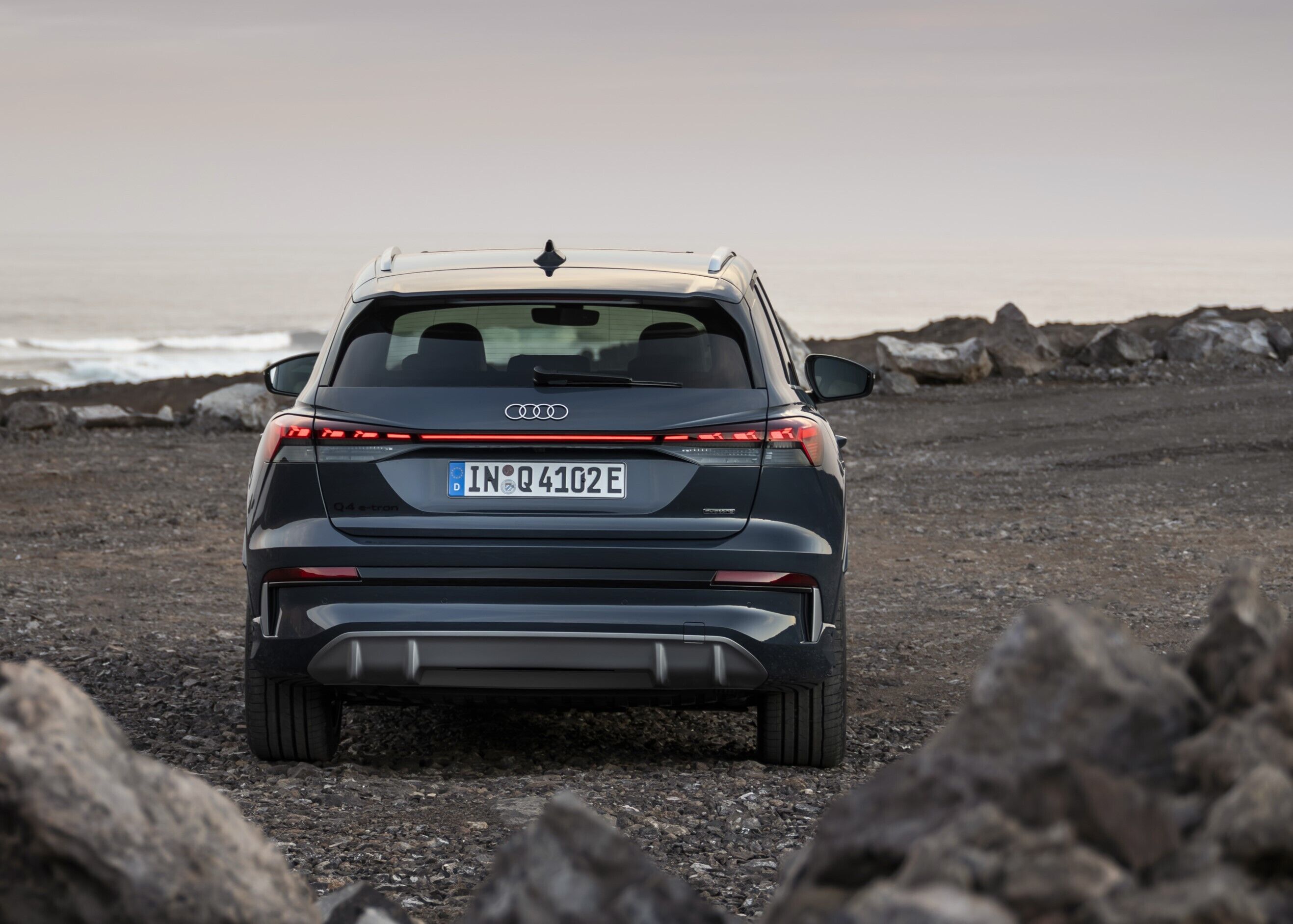 Audi Q4 SUV e-tron - Plasmablau, Outdoor-Standaufnahme, Exterieur, Heckansicht