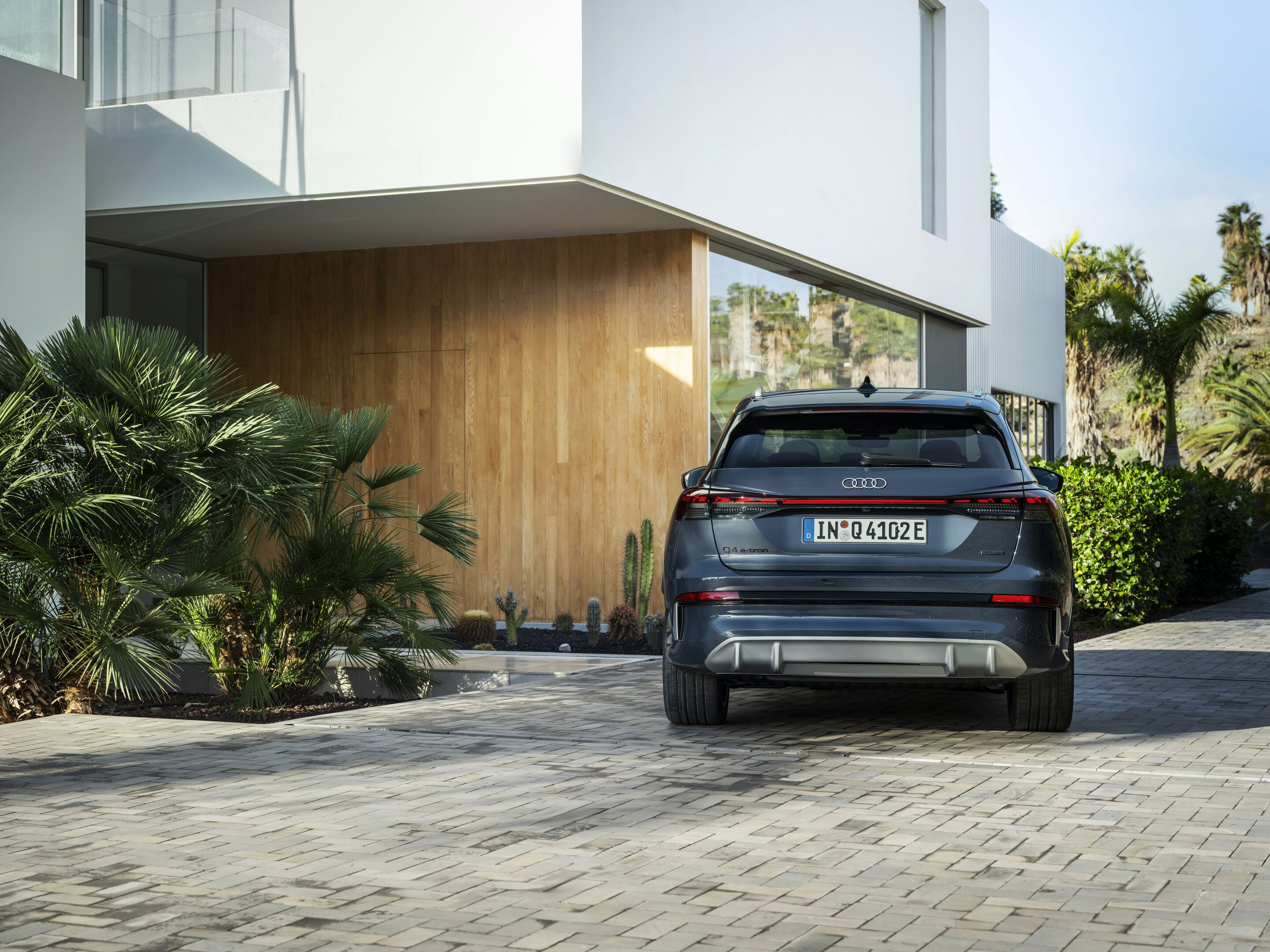 Audi Q4 SUV e-tron - Plasmablau, Outdoor-Standaufnahme, Exterieur, Heckansicht