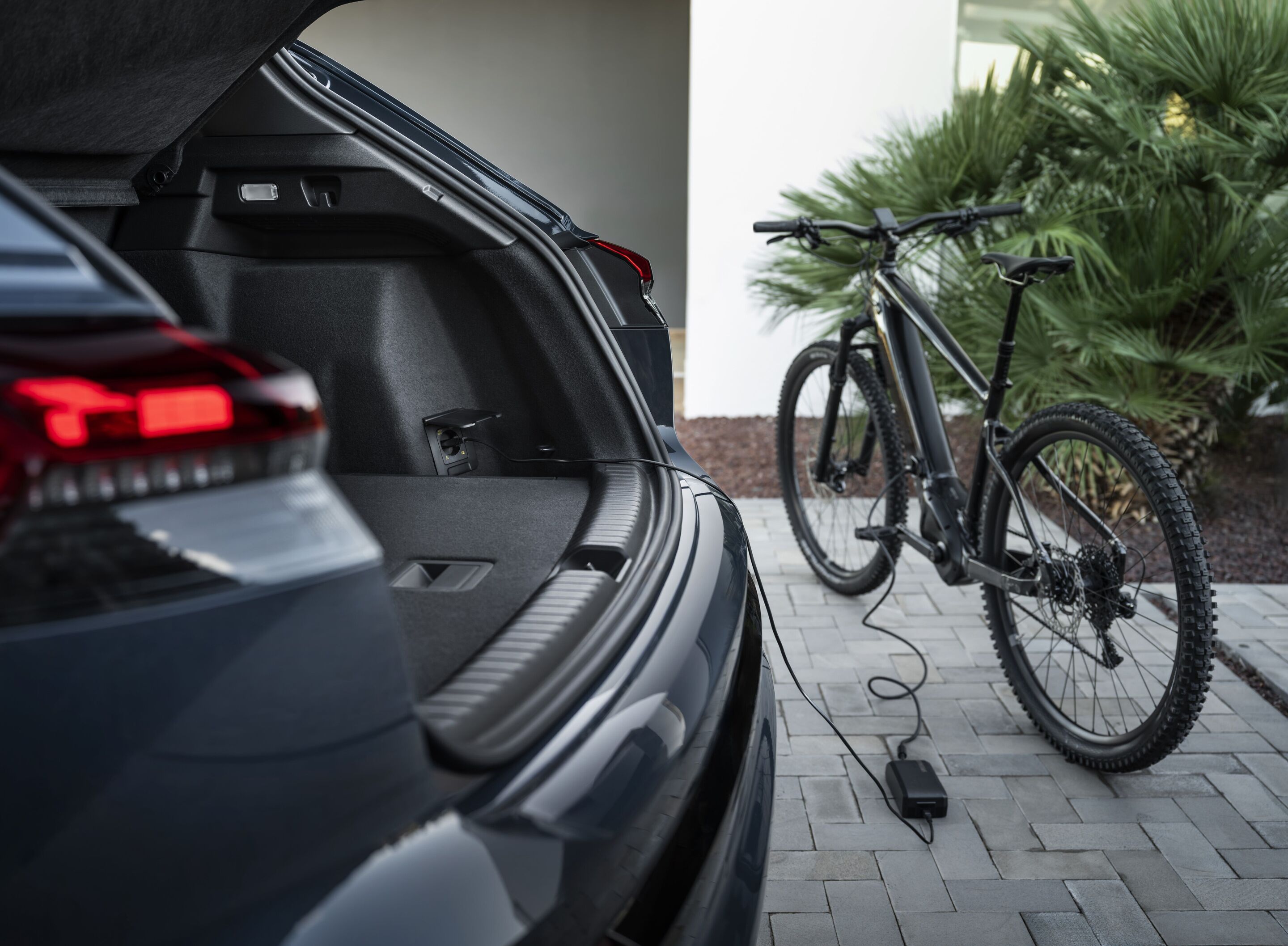 Audi Q4 SUV e-tron - Plasmablau, Outdoor-Standaufnahme, Exterieur, Vehicle-to-Load (V2L)