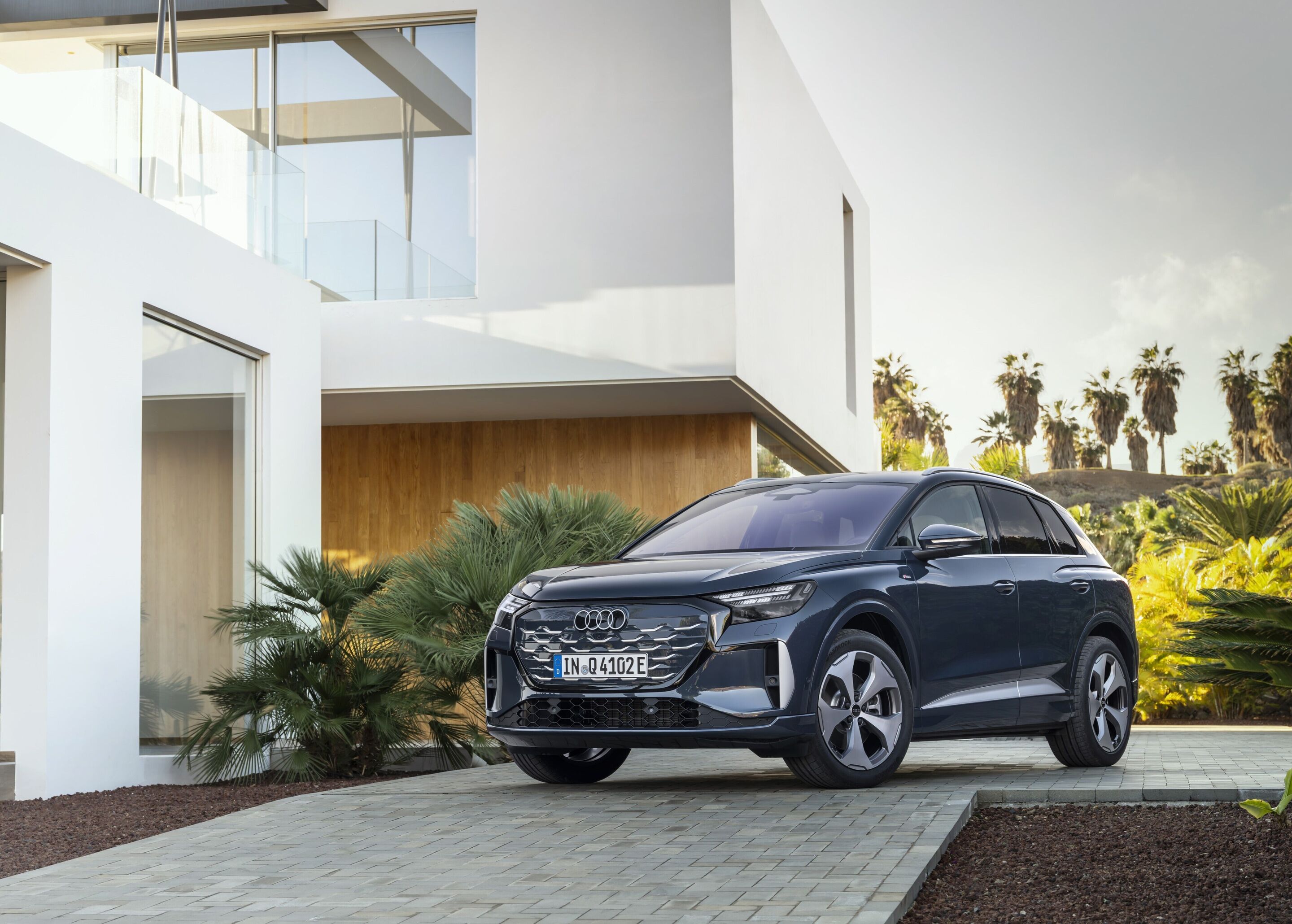 Audi Q4 SUV e-tron - Plasmablau, Outdoor-Standaufnahme, Exterieur, Dreiviertelfrontansicht