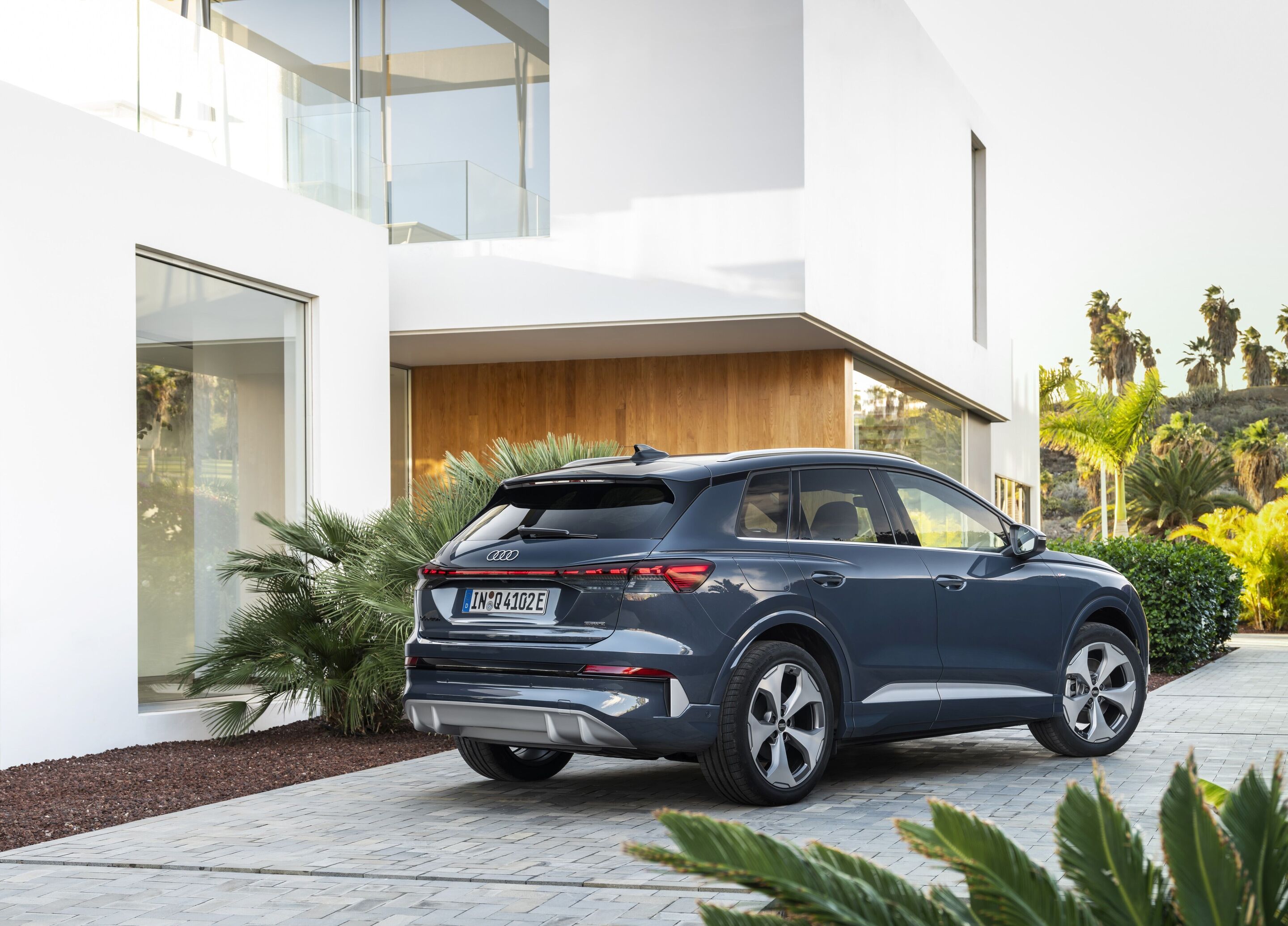 Audi Q4 SUV e-tron - Plasma blue, outdoor static photo, exterior, three-quarter rear view