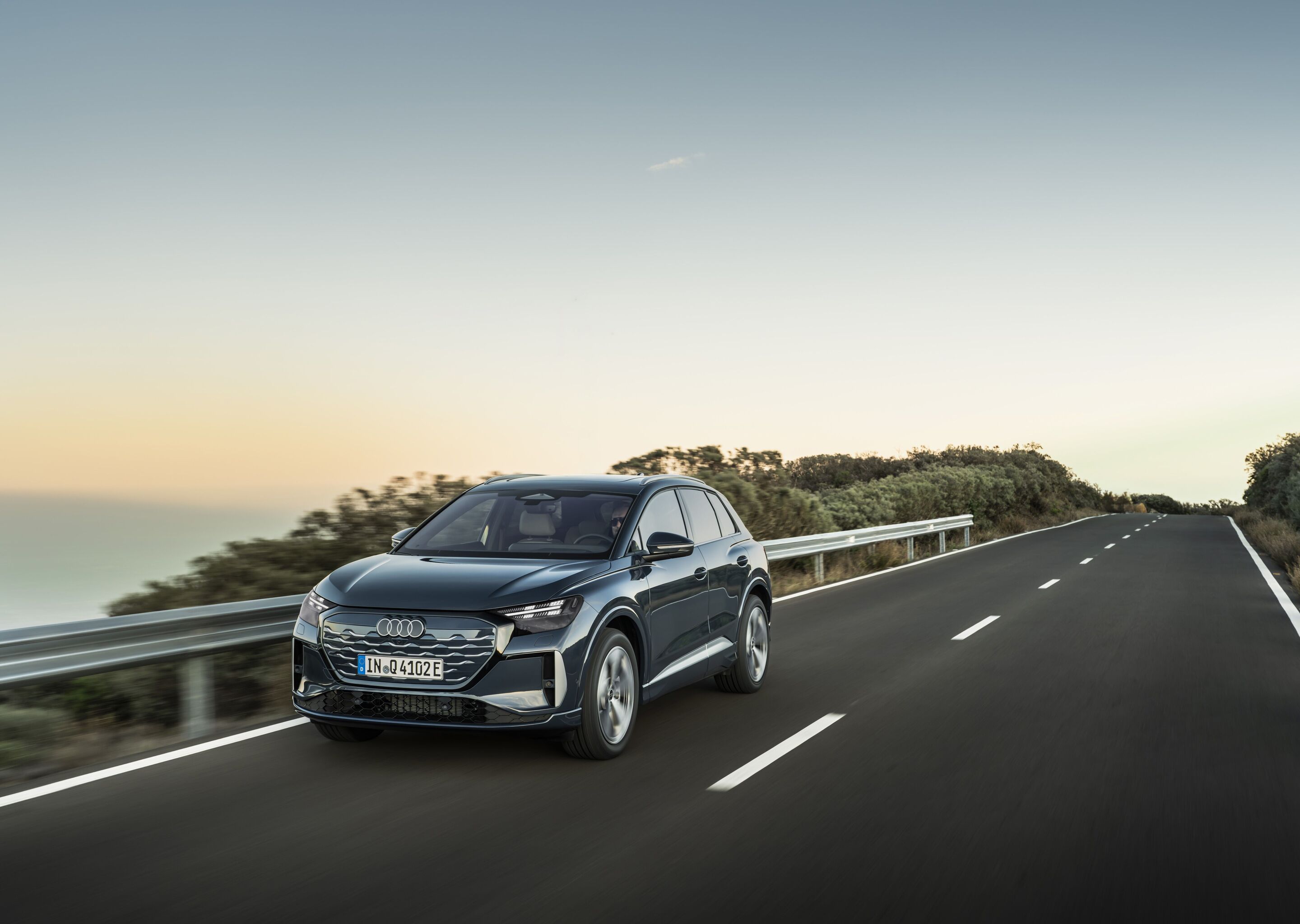 Audi Q4 SUV e-tron - Plasmablau, Outdoor-Fahraufnahme, Exterieur, Dreiviertelfrontansicht