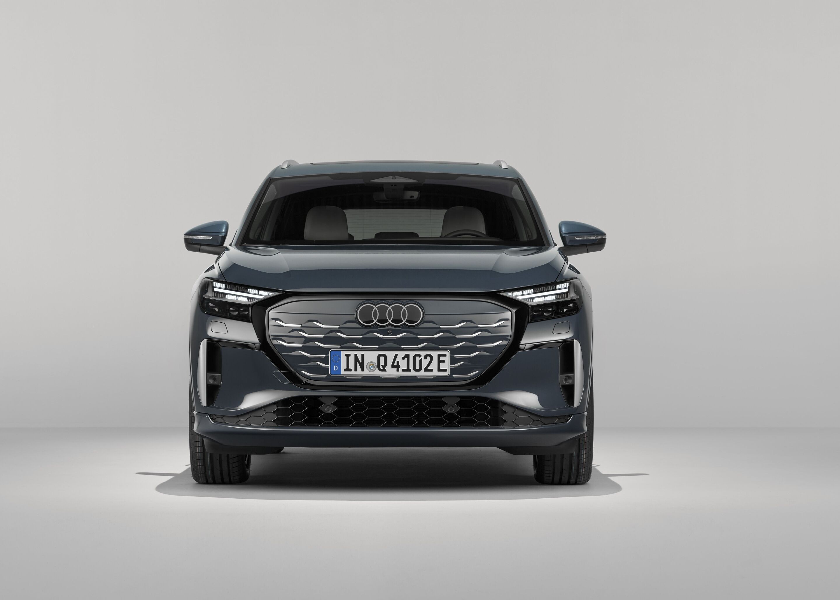 Audi Q4 SUV e-tron - Plasmablau, Studio-Standaufnahme, Exterieur, Frontansicht