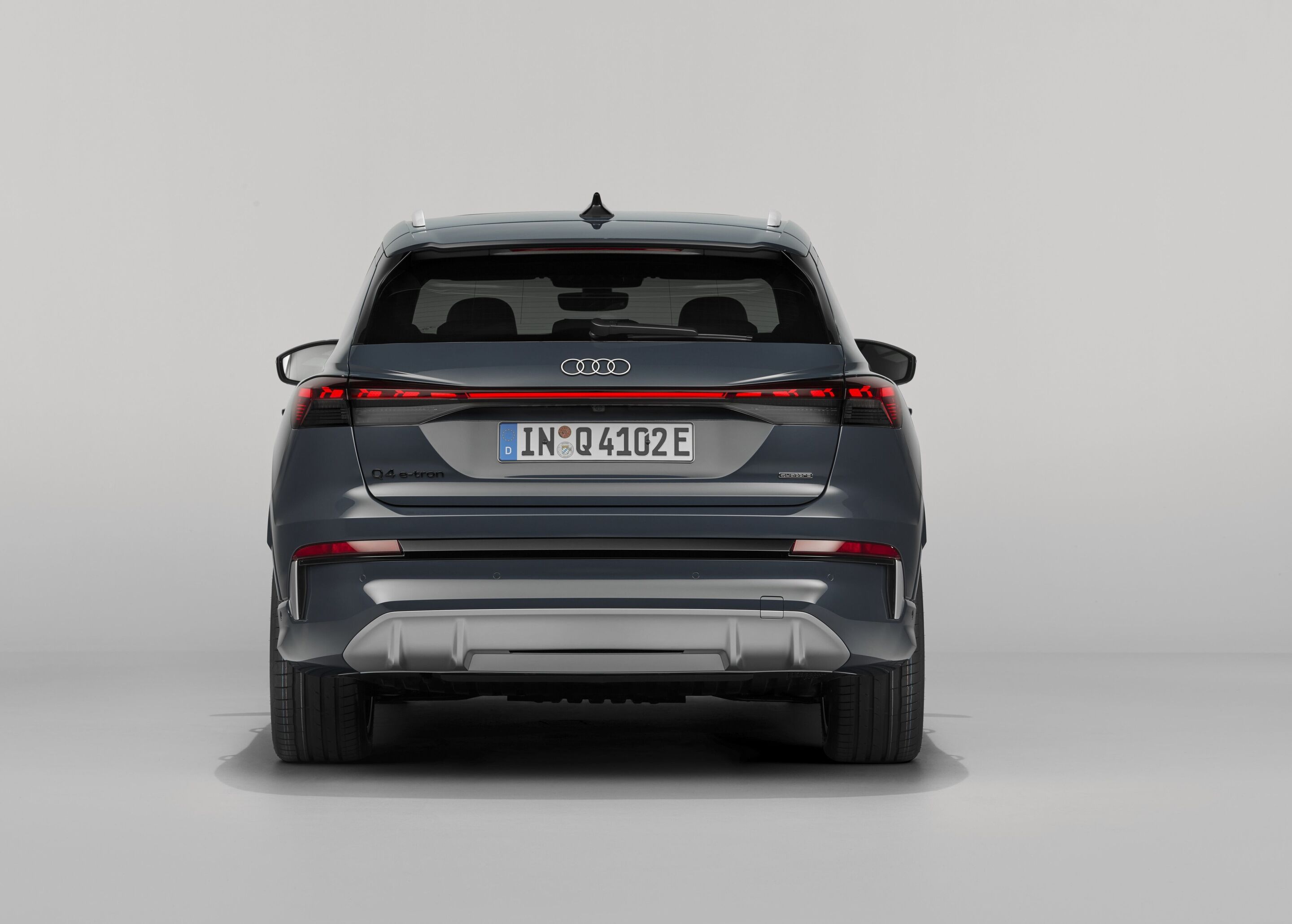 Audi Q4 SUV e-tron - Plasmablau, Studio-Standaufnahme, Exterieur, Heckansicht