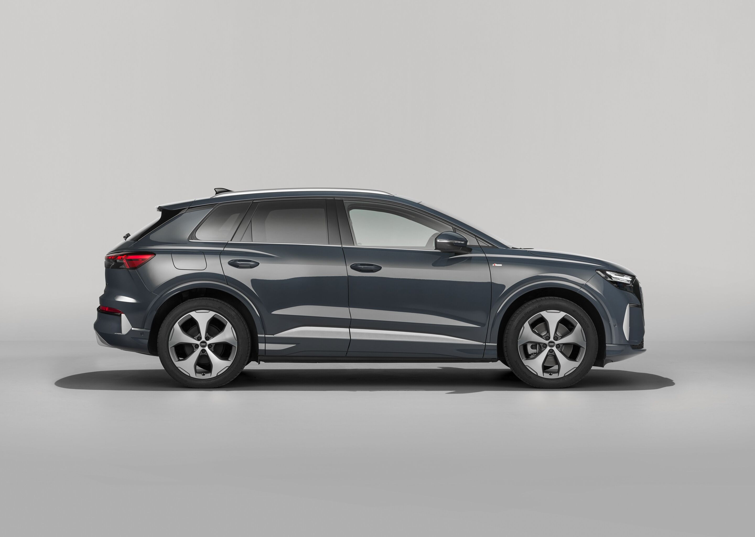 Audi Q4 SUV e-tron - Plasmablau, Studio-Standaufnahme, Exterieur, Seitenansicht