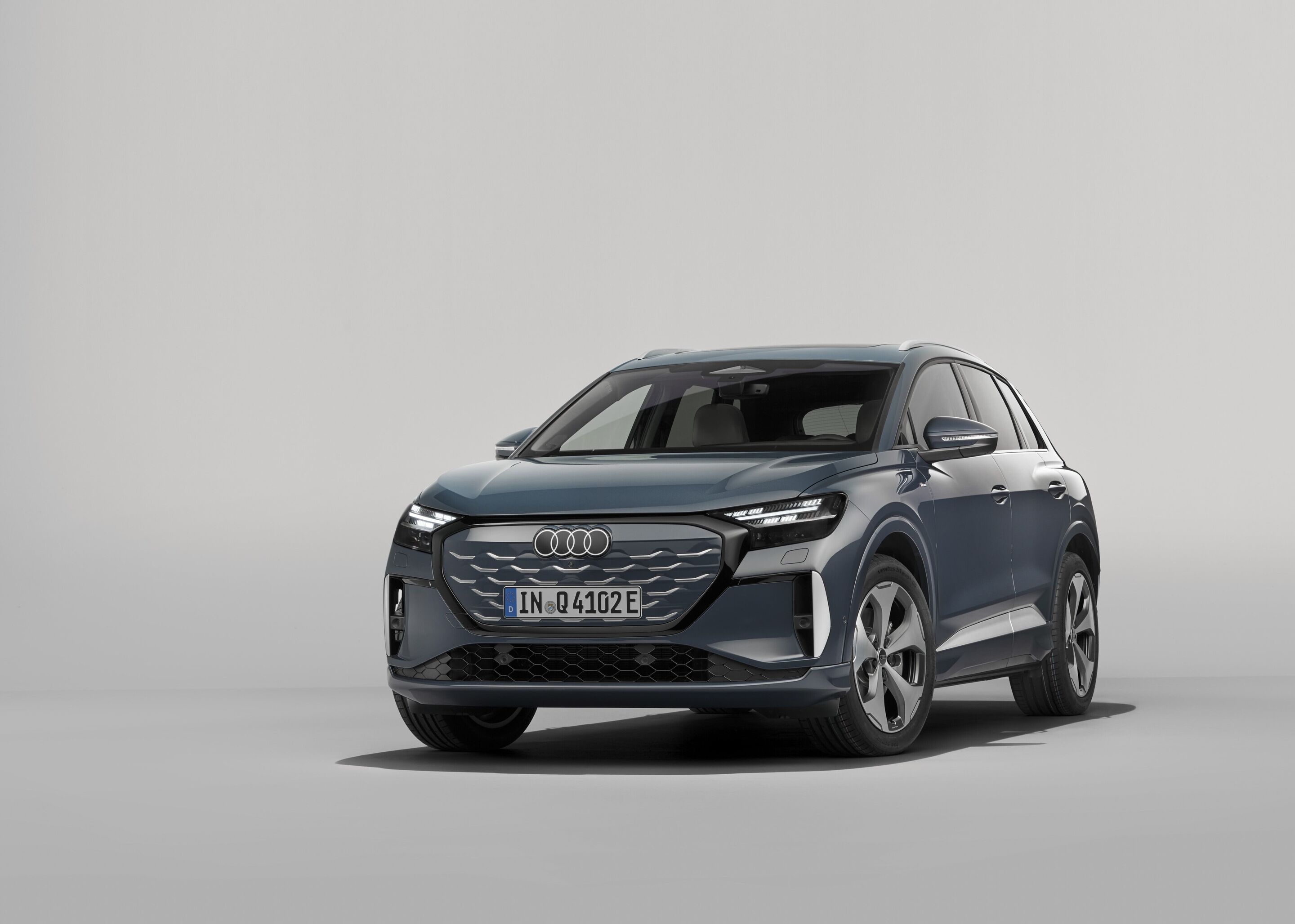 Audi Q4 SUV e-tron - Plasmablau, Studio-Standaufnahme, Exterieur, Dreiviertelfrontansicht