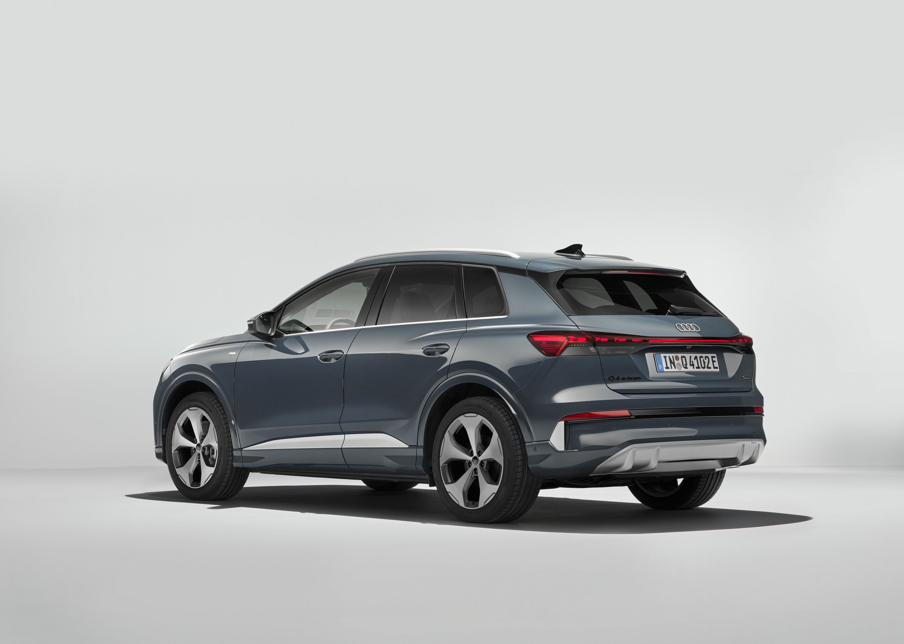 Audi Q4 SUV e-tron - Plasmablau, Studio-Standaufnahme, Exterieur, Dreiviertelheckansicht