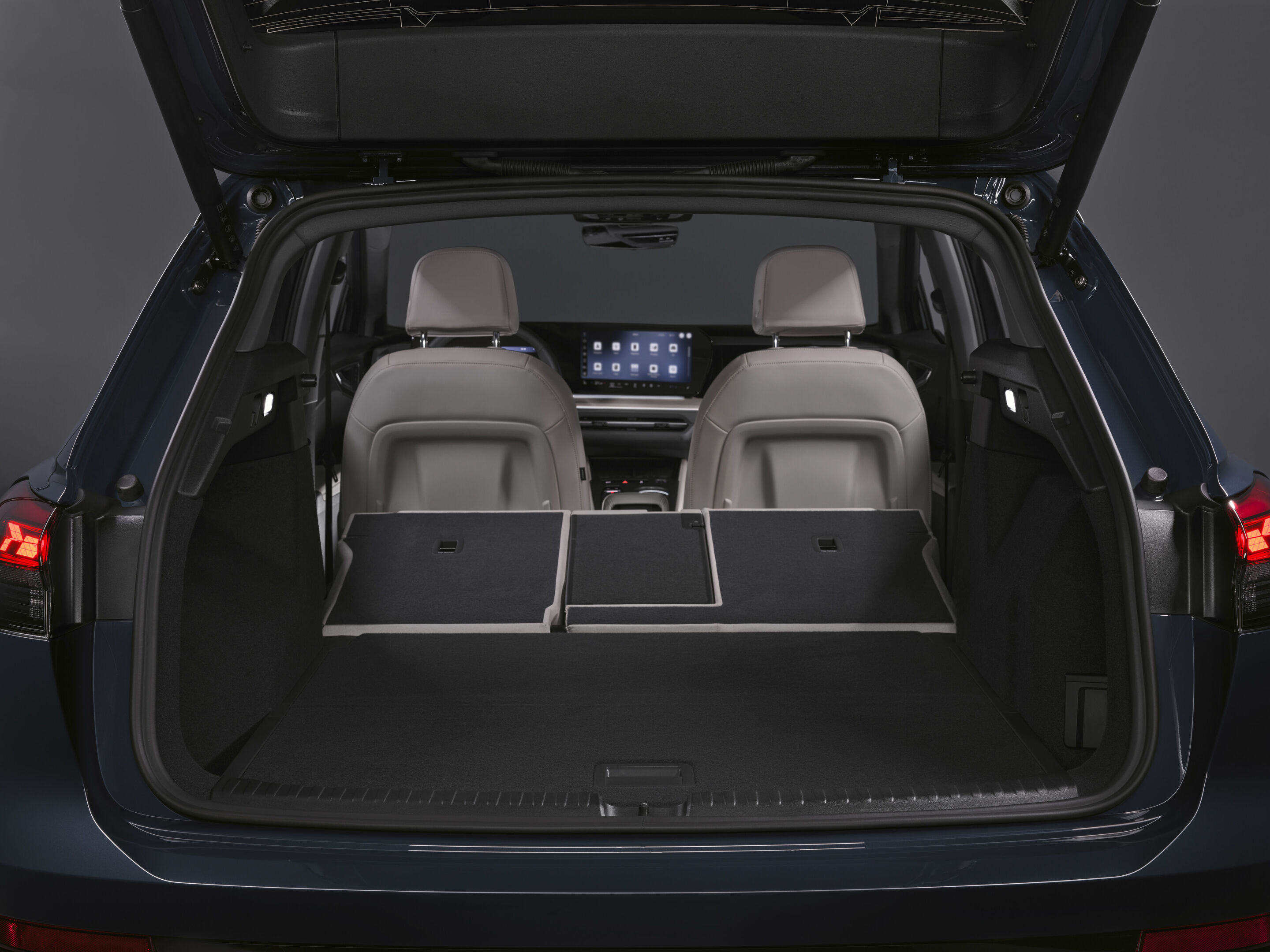 Audi Q4 SUV e-tron - Studioaufnahme, Interieur, Kofferraumvolumen bis zu 1.487 Liter bei umgeklappter Rücksitzbank