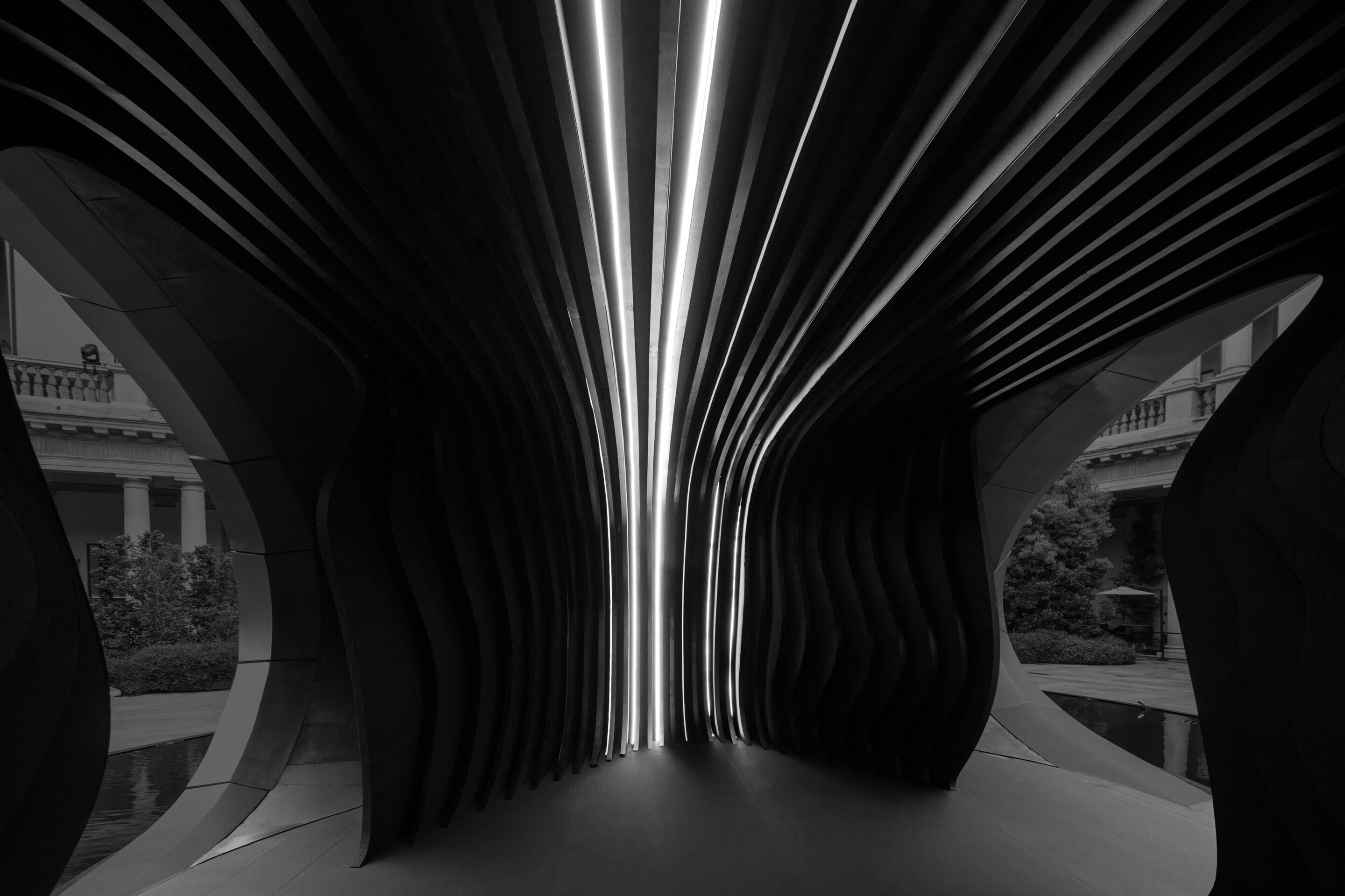 Audi auf der Milan Design Week 2026 - Blick in den Innenraum der Installation „Origin“. Lichtführung, Materialität und räumliche Komposition schaffen eine immersive Umgebung, die Besucherinnen und Besucher einlädt, Wahrnehmung zu fokussieren und einen...