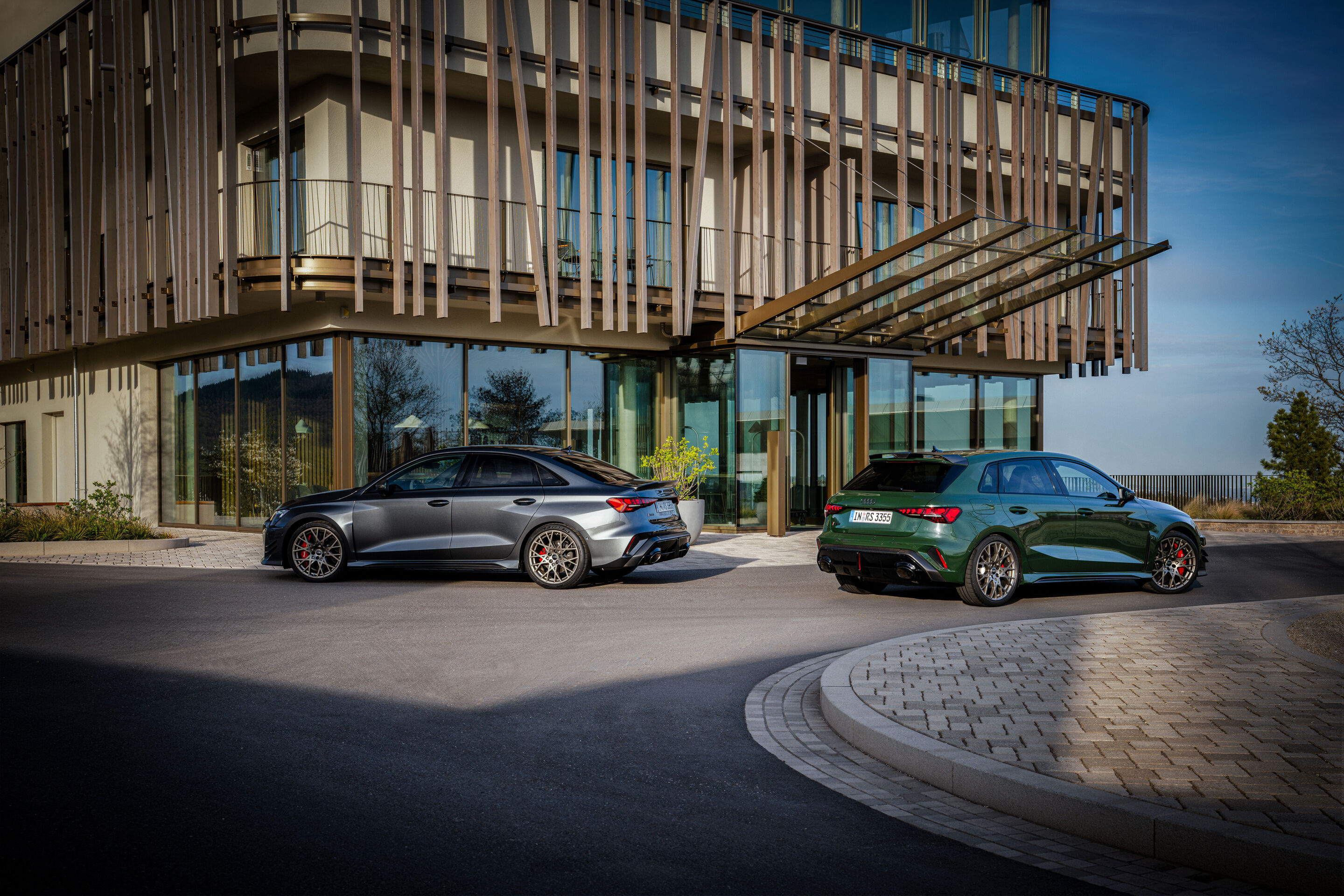 50 Jahre Fünfzylinder - Rückseitige Seitenansicht zweier Audi RS3 competition limited Modelle