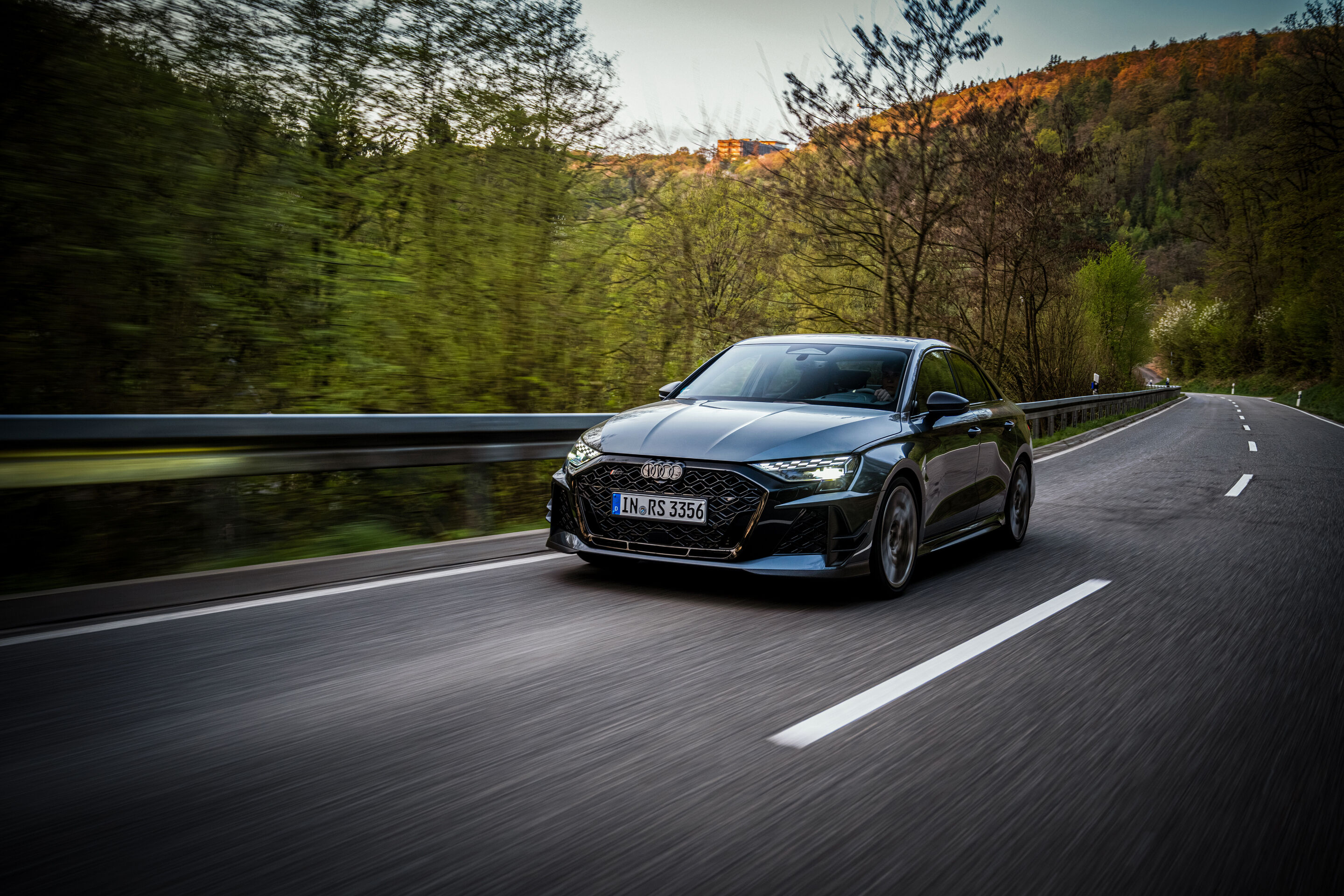 50 Jahre Fünfzylinder - Ein Audi RS3 competition limited fährt auf einer Landstraße.