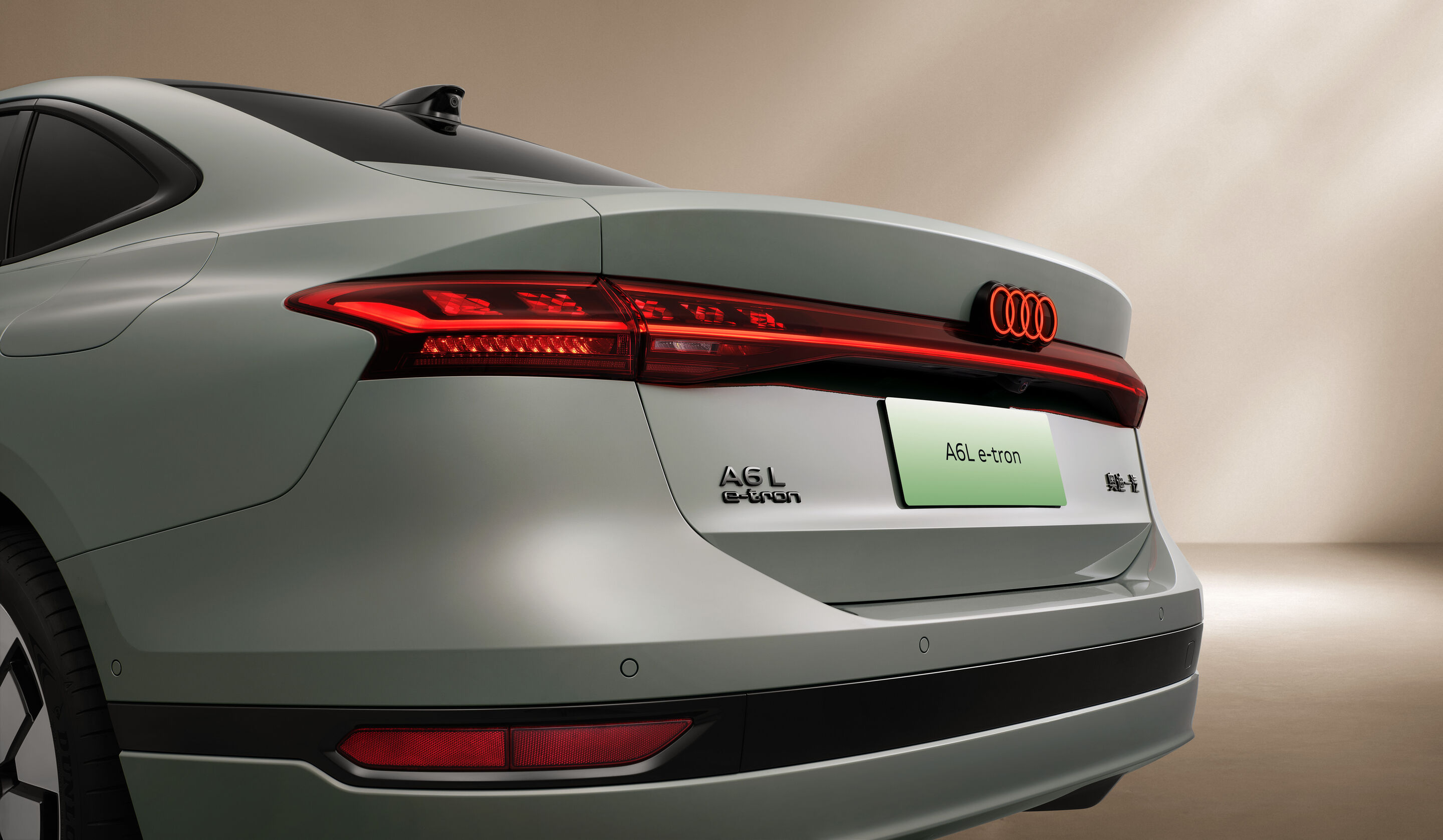 Audi auf der Auto China 2026 - Detail-Studioaufnahme des Audi A6L e-tron, Exterieur, Fokus auf Heckleuchten und Modellbezeichnung