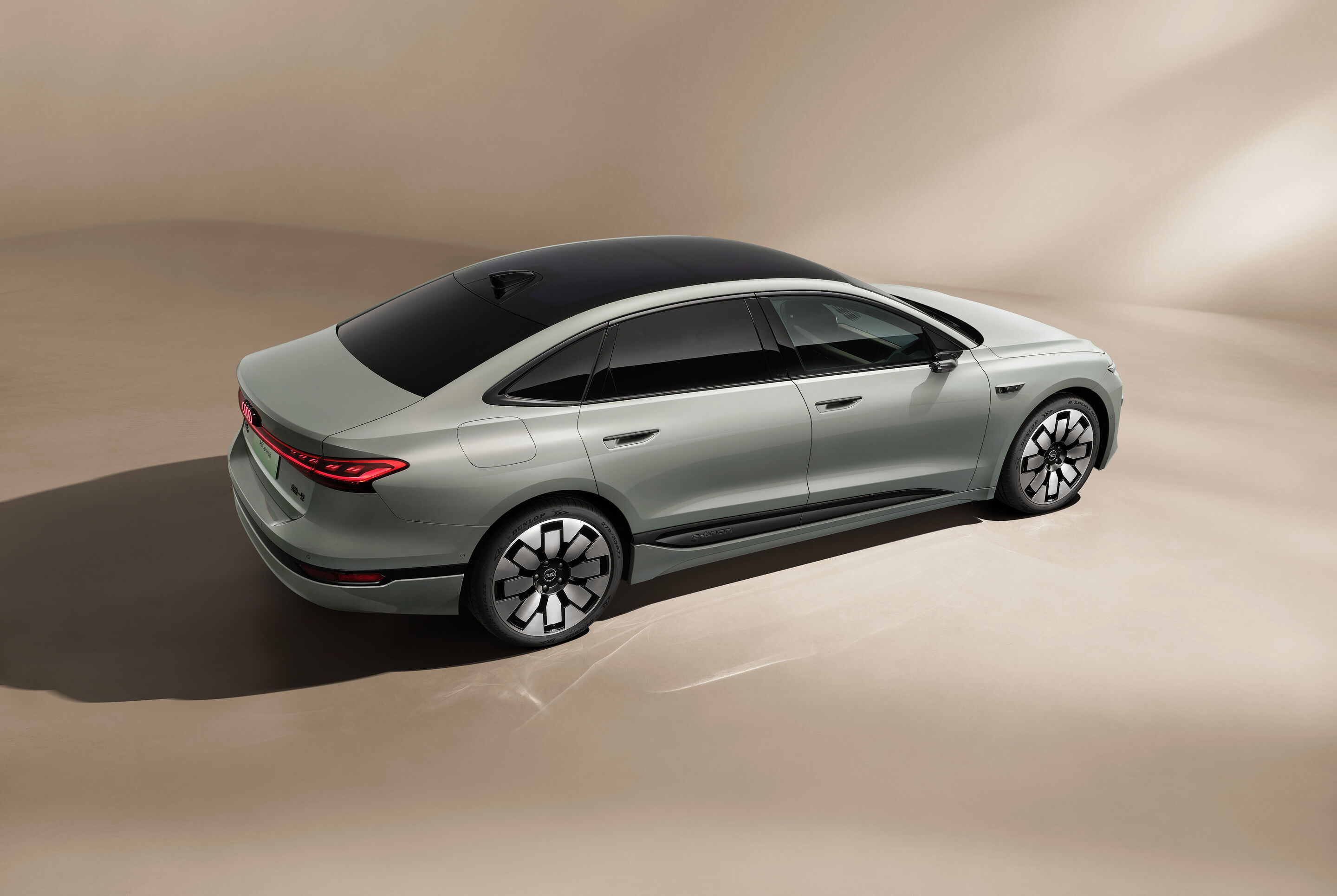 Audi auf der Auto China 2026 - Audi A6L e-tron, Studio-Standaufnahme, Exterieur, erhöhte Dreiviertelheckansicht