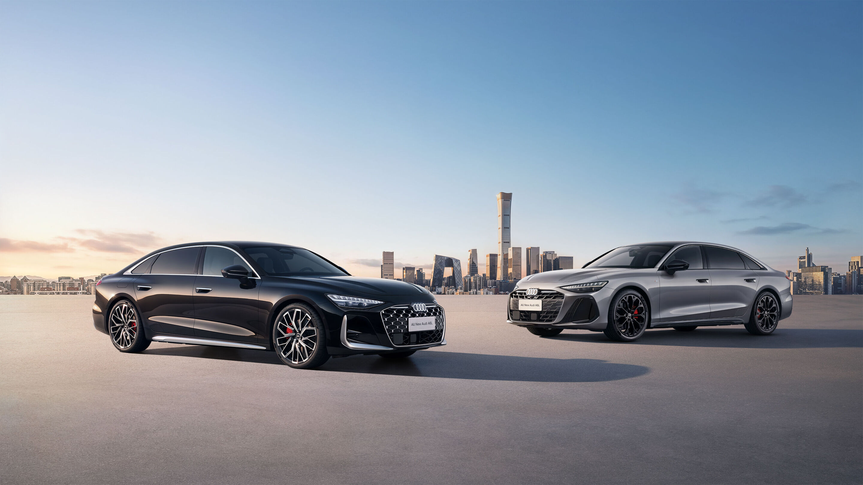 Audi auf der Auto China 2026 - Audi A6L, Outdoor-Standaufnahme, Exterieur, Dreiviertelfrontansicht mit Skyline im Hintergrund