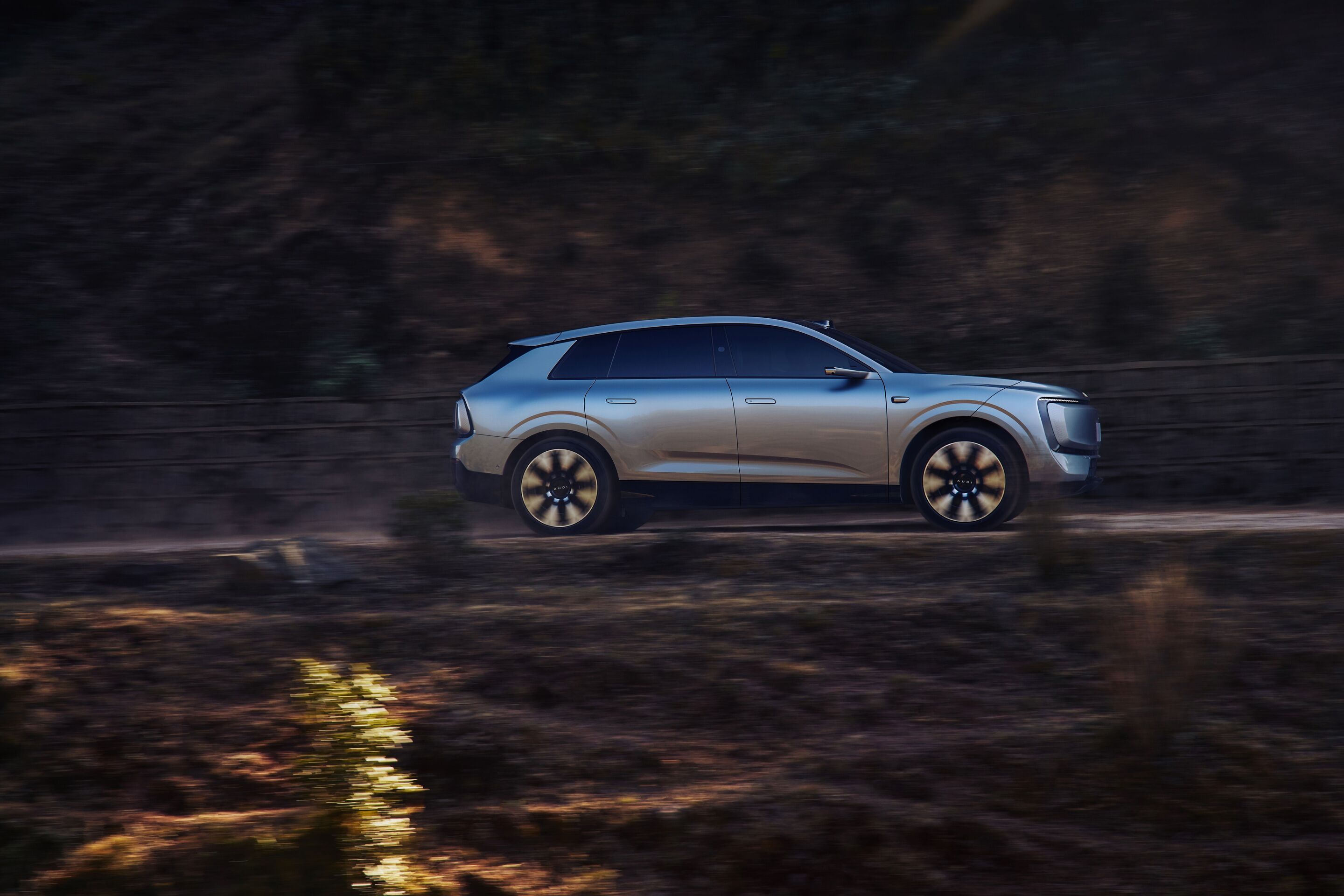 Audi auf der Auto China 2026 - AUDI E7X, Outdoor-Fahraufnahme, Exterieur, Seitenansicht