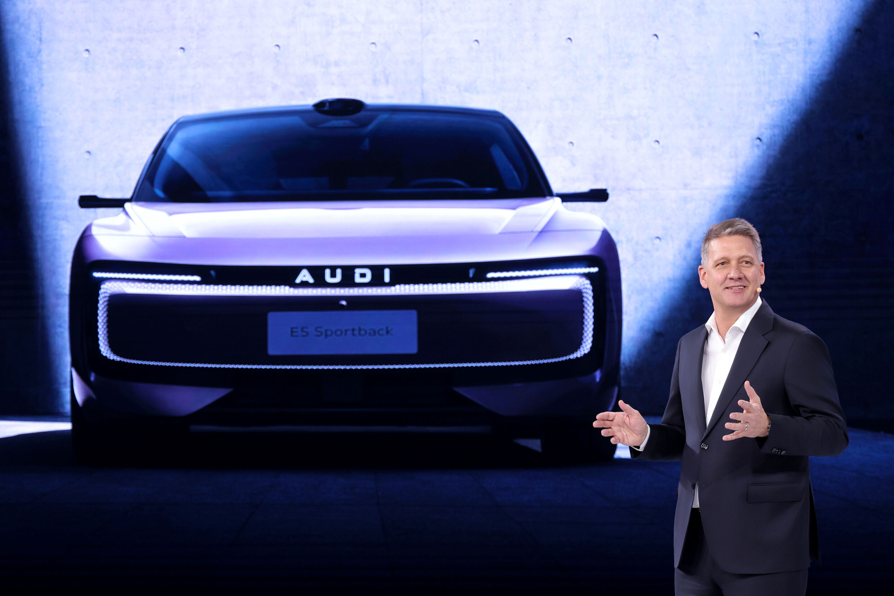 Audi auf der Auto China 2026 - Audi CEO Gernot Döllner präsentiert den AUDI E5 Sportback.