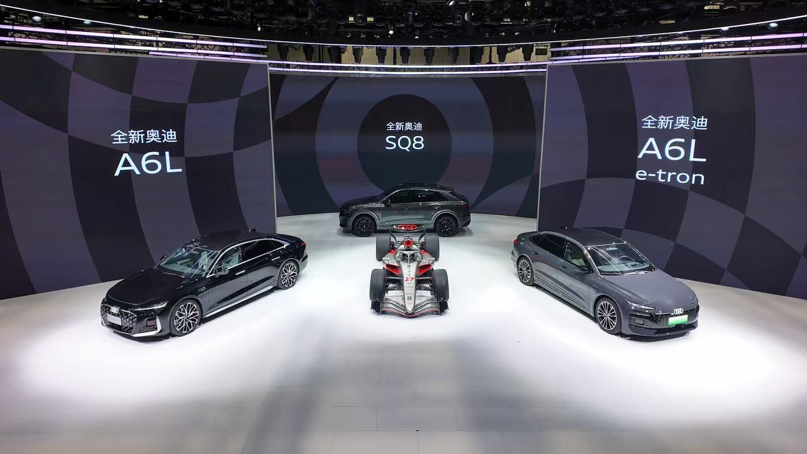 Audi auf der Auto China 2026 - Audi und seine Joint-Venture-Partner FAW und SAIC zeigen auf der Auto China 2026 in Peking ihre aktuellsten Modelle. Im Bild: Audi A6L, Formel 1 Showcar Audi R26, Audi A6L e-tron