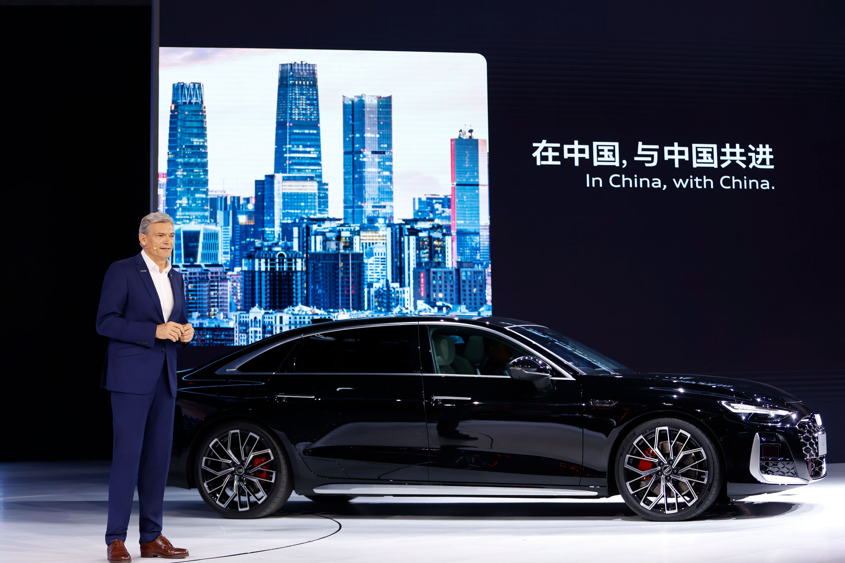 Audi auf der Auto China 2026 - Johannes Roscheck, Präsident Audi China, mit dem Audi A6L.
