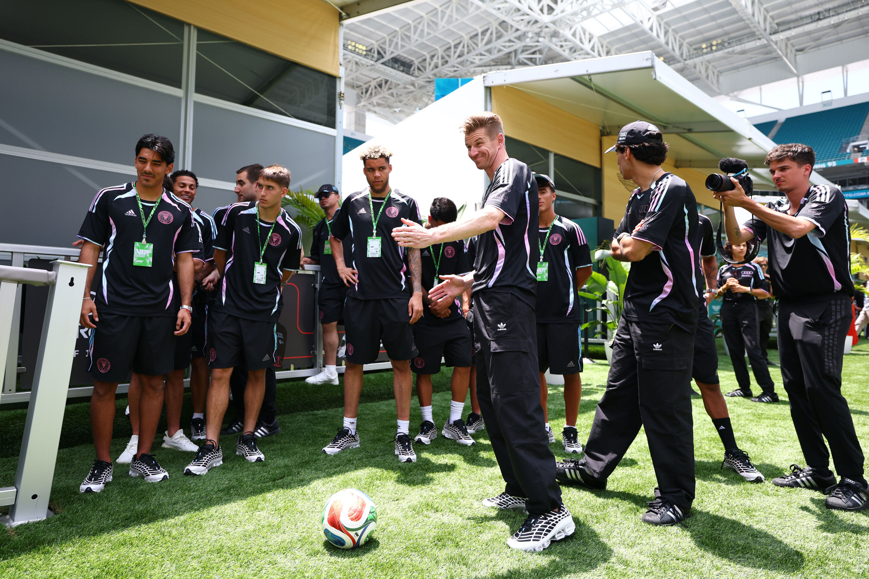 Audi Revolut F1 Team: Grand Prix von Miami - Inter Miami besucht das Audi Revolut F1 Team, Nico Hülkenberg, Gabriel Bortoleto