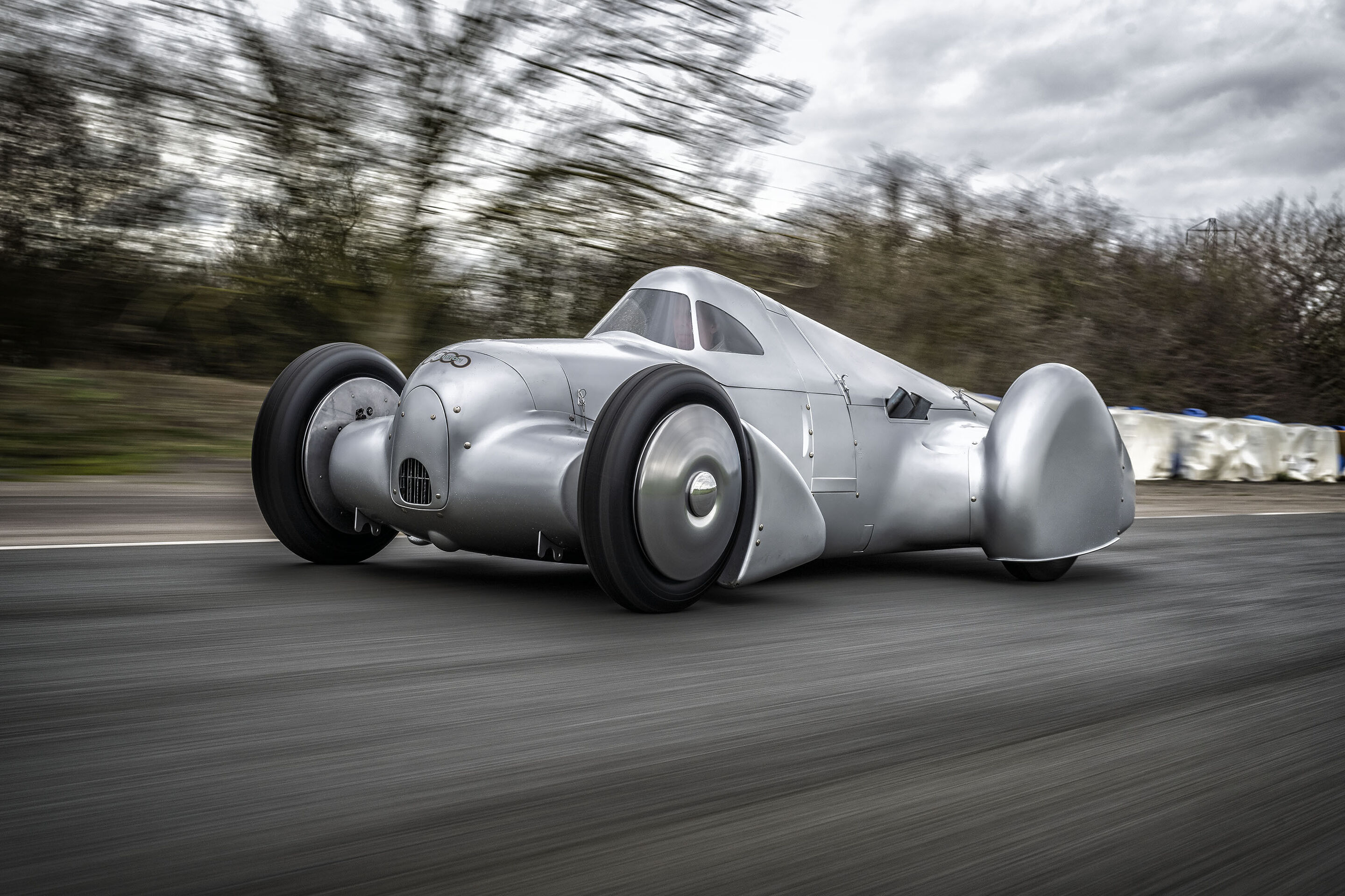 Auto Union Lucca - Audi hat den Auto Union Lucca aufbauen lassen. Nach gut dreijähriger Bauzeit wurde der Rekordwagen Anfang 2026 fertiggestellt. Fahraufnahme beim ersten Roll-out. Seitenansicht.