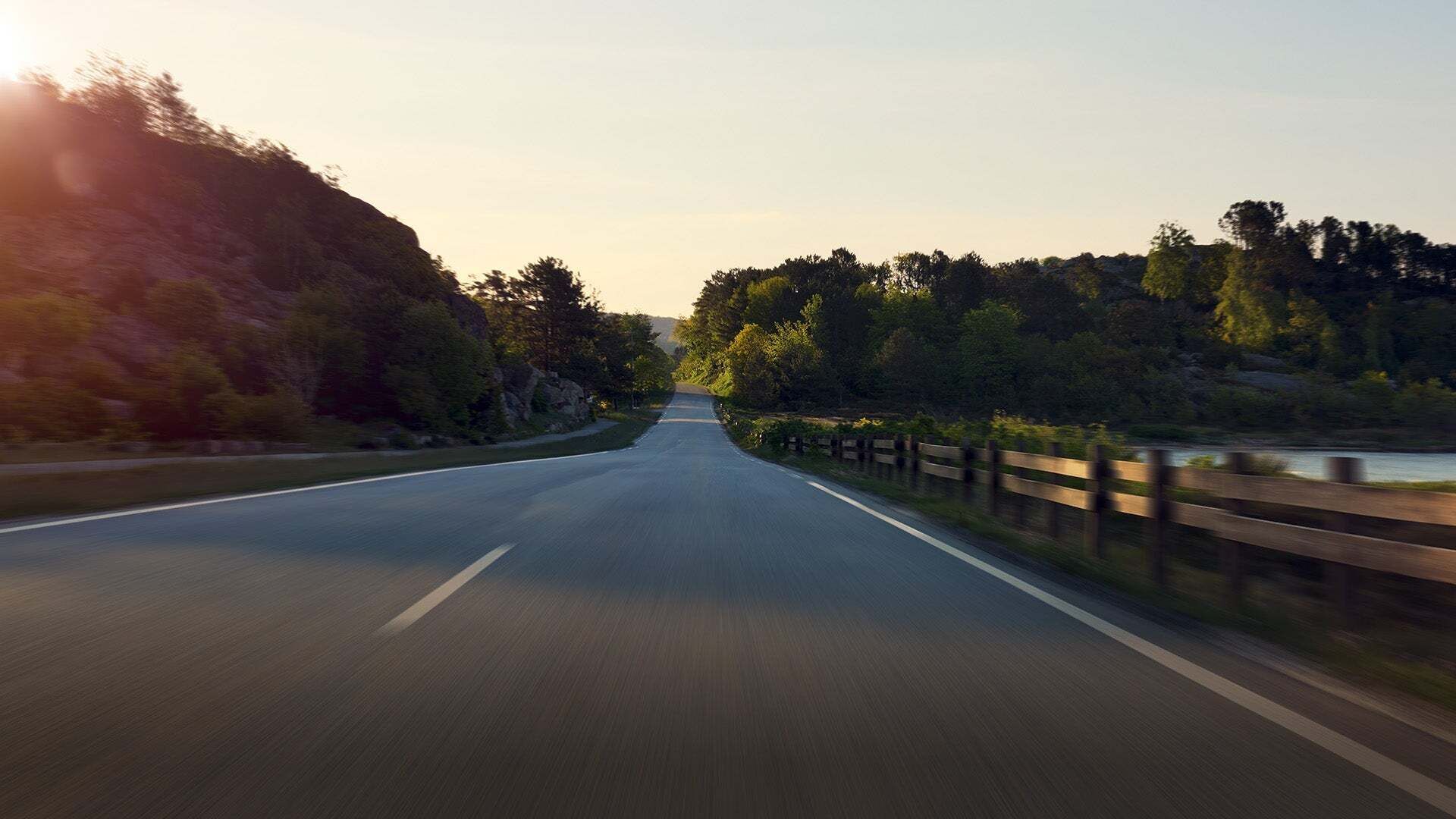 Eine lange, schnurgerade, leere Landstraße im Sonnenschein. - Eine lange, schnurgerade, leere Landstraße im Sonnenschein.