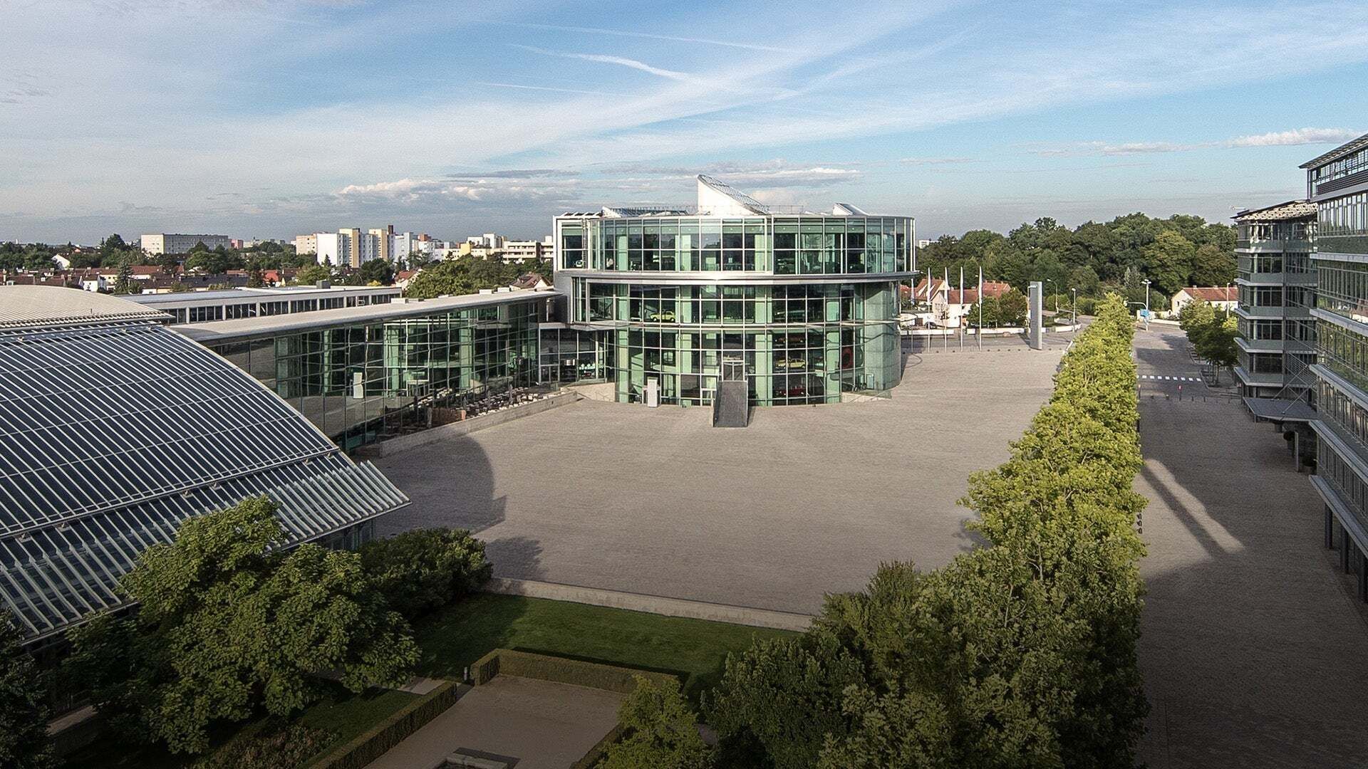 Luftaufnahme der gläsernen Fassade des Audi Forum in Ingolstadt.