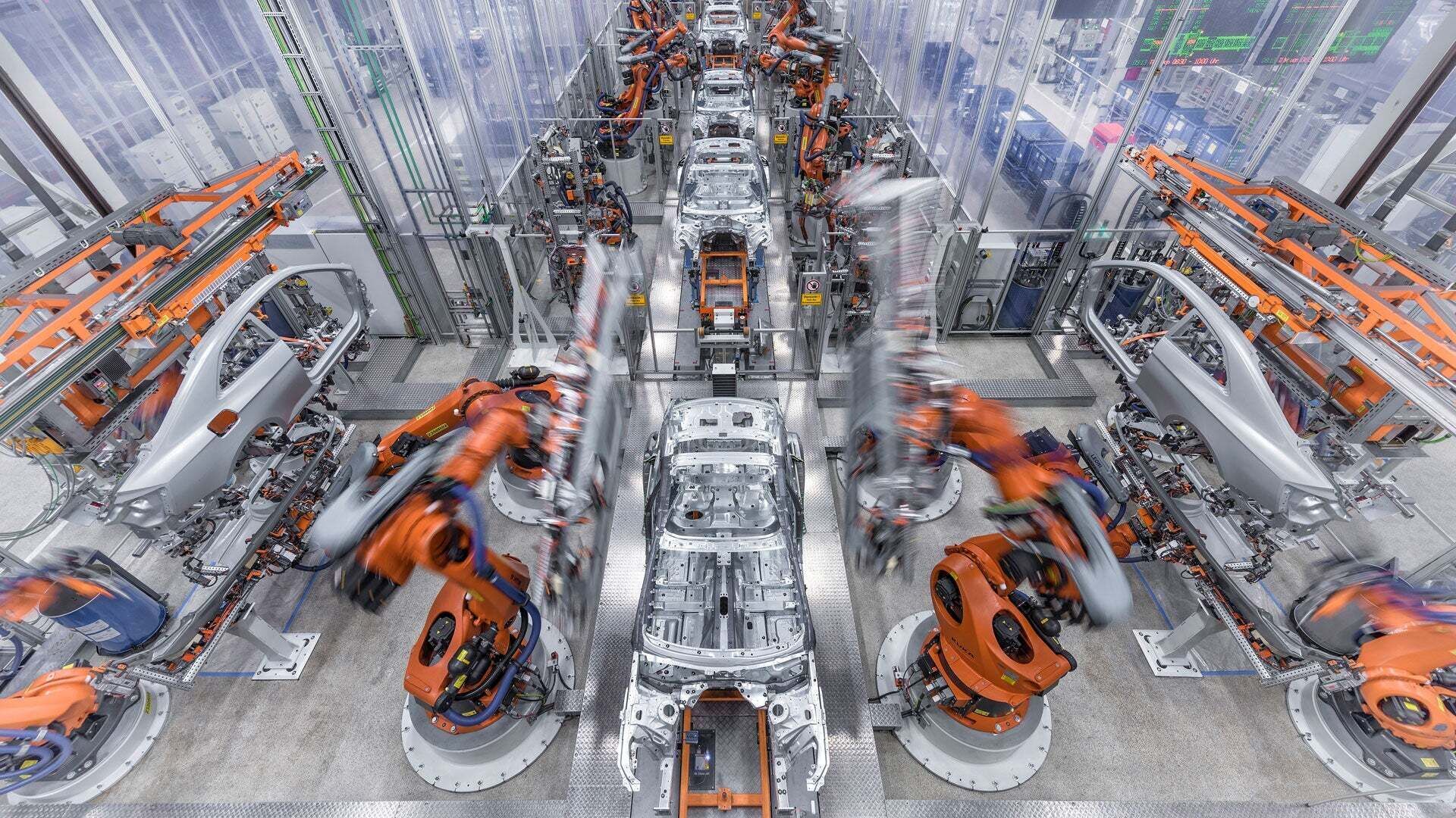 Karrosserien und Roboter in der Werkhalle - Karrosserien und Roboter in der Werkhalle