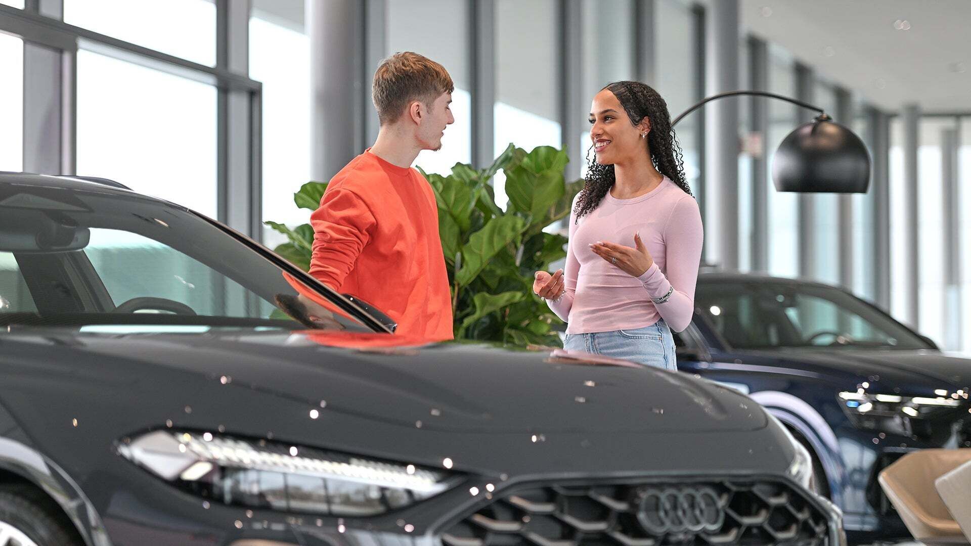 Zwei Personen unterhalten sich und es steht ein Audi vor ihnen - Zwei Personen unterhalten sich und es steht ein Audi vor ihnen