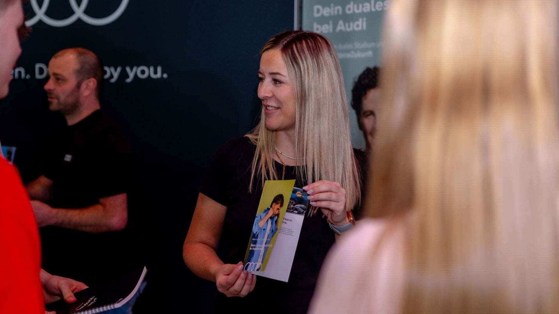 Zwei Schüler stehen an einem Messestand - Zwei Schüler stehen an einem Messestand
